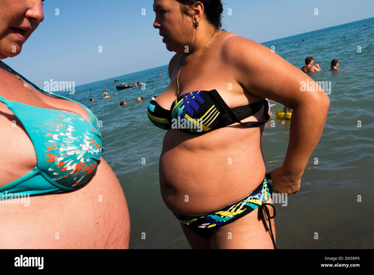 Les femmes vu sur la plage à Yalta, Ukraine Banque D'Images
