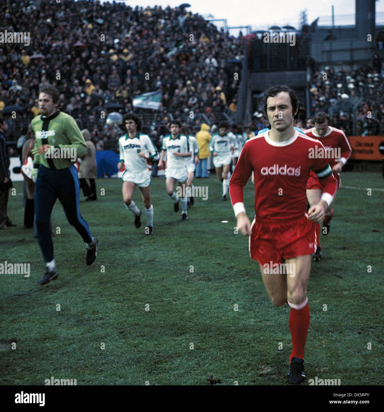 Football, Bundesliga, 1976/1977, le stade am Boekelberg, Borussia Moenchengladbach contre FC Bayern Munich 1:0, l'exécution des équipes, Wolfgang Kneib gauche keeper (MG), chef de l'équipe droite Franz Beckenbauer (FCB) Banque D'Images