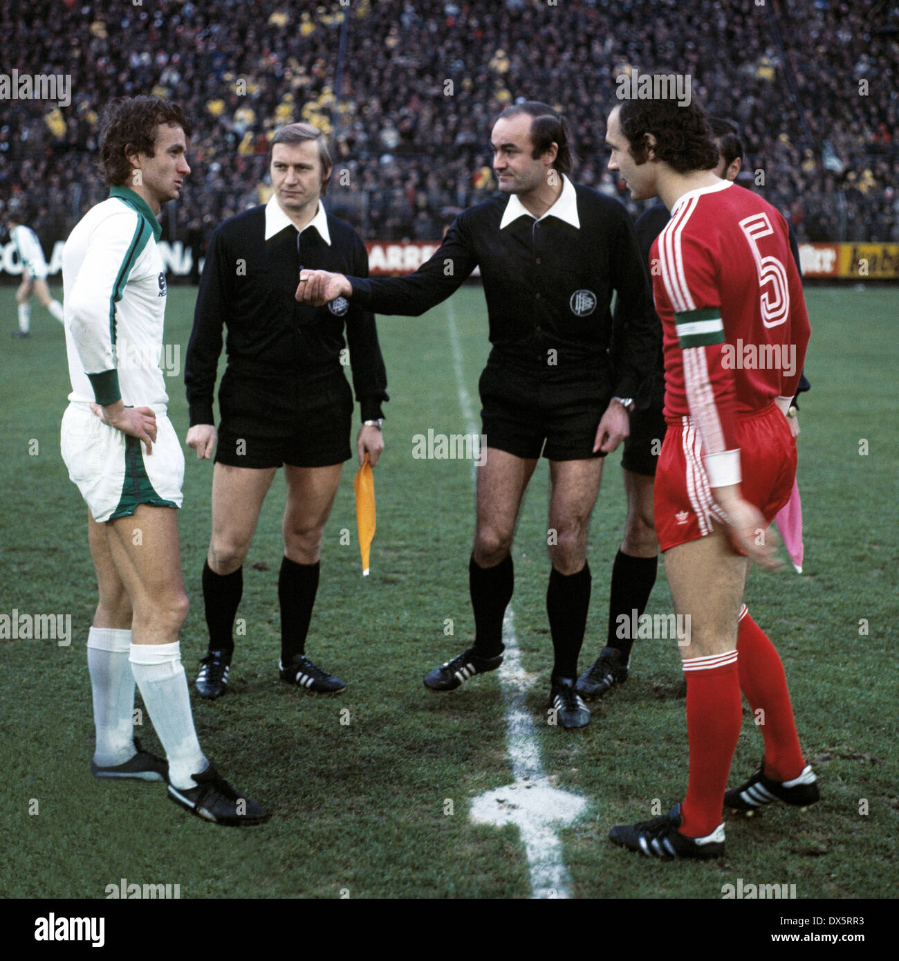 Football, Bundesliga, 1976/1977, le stade am Boekelberg, Borussia Moenchengladbach contre FC Bayern Munich 1:0, bienvenue, les chefs d'équipe Rainer Bonhof (MG) à gauche et Franz Beckenbauer (FCB), derrière Volker Roth et assistants de l'arbitre Banque D'Images