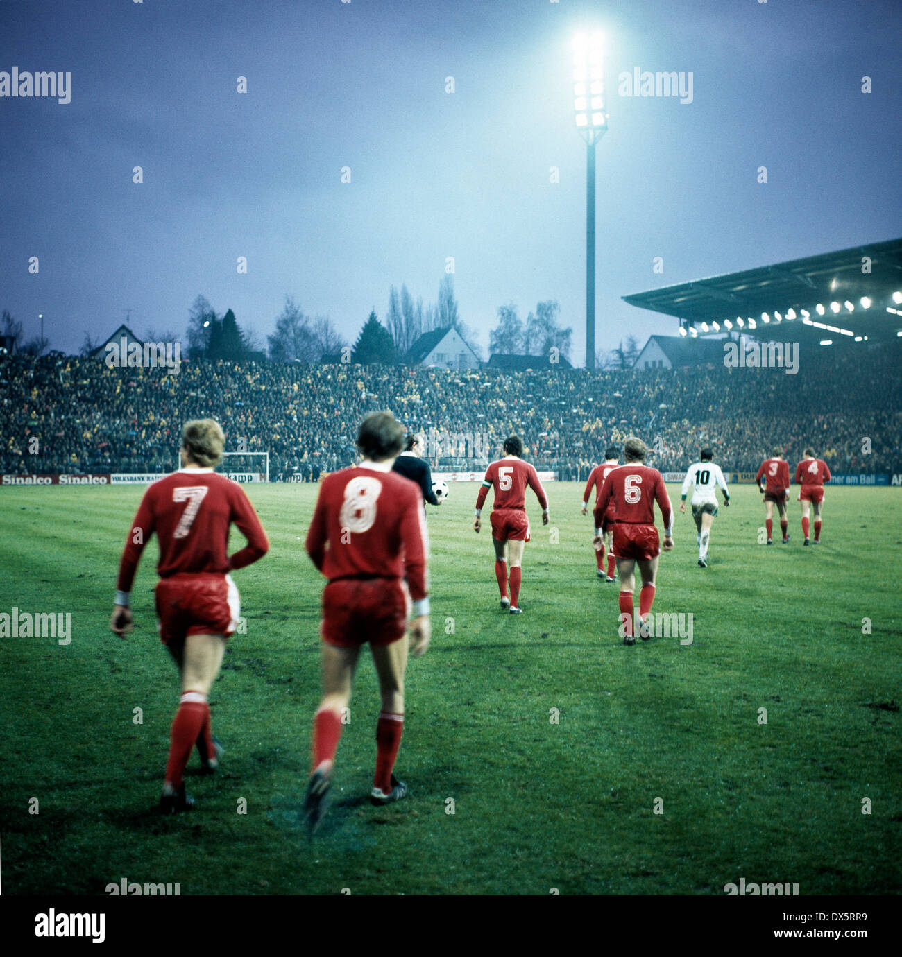 Football, Bundesliga, 1976/1977, le stade am Boekelberg, Borussia Moenchengladbach contre FC Bayern Munich 1:0 du projecteur, match, rodage, les joueurs retournent au second semestre Banque D'Images