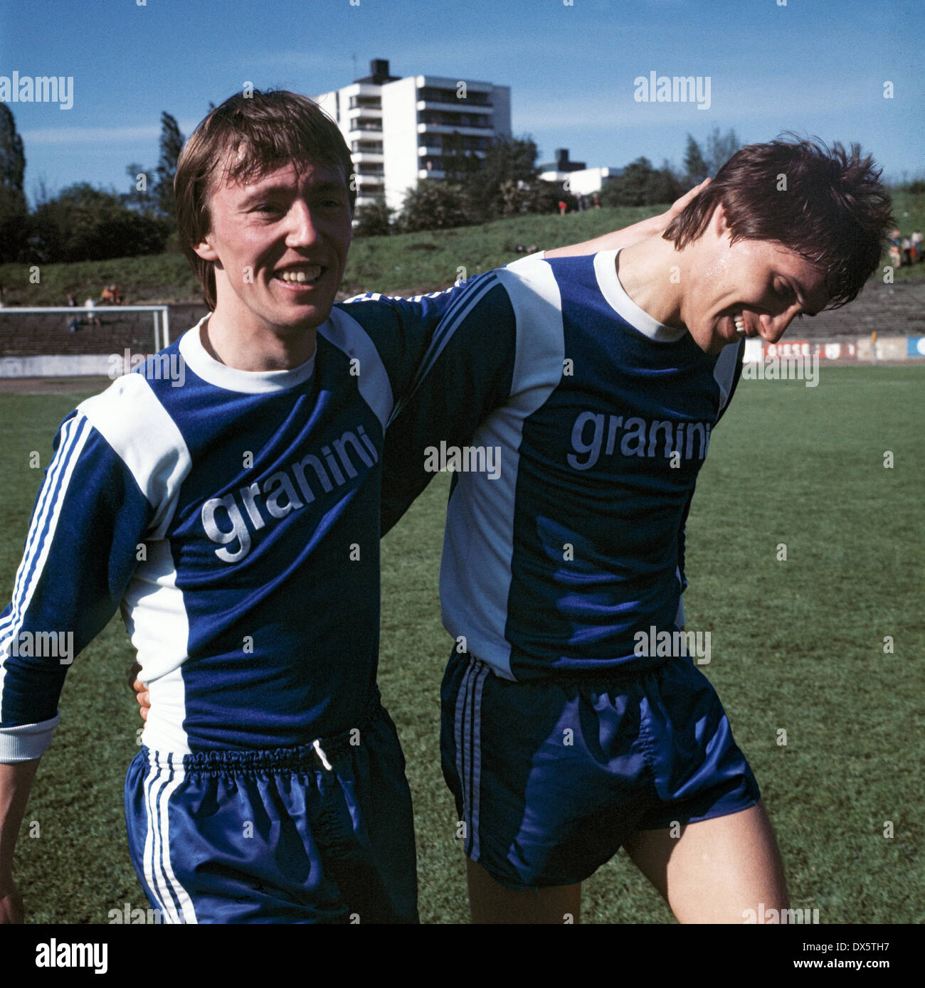 Football, 2. Bundesliga Nord, 1976/1977, le stade suis Uhlenkrug, ETB Schwarz Weiss Essen contre Arminia Bielefeld 0:2, fin de la partie, les joueurs Bielefelder nous réjouir de la victoire, Hans-Werner Moors à gauche et Wolfgang Pohl Banque D'Images