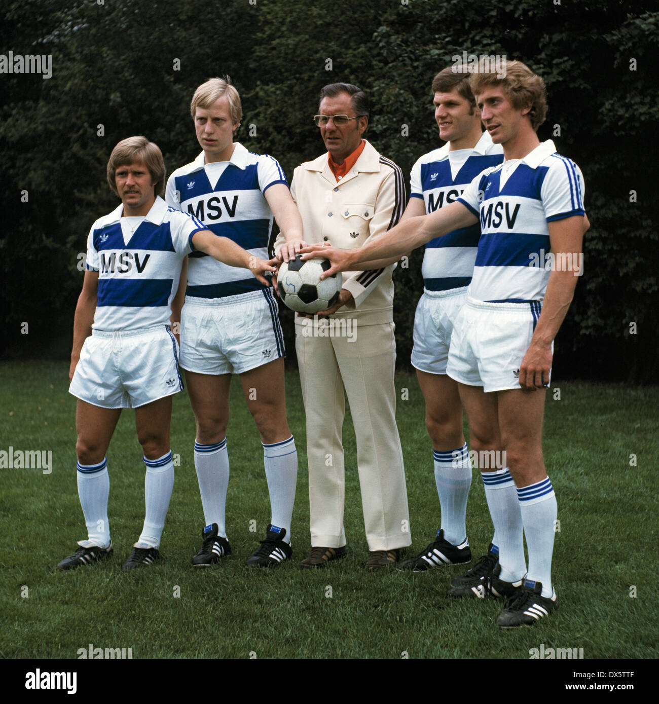 Football, Bundesliga, 1977/1978, MSV Duisburg, présentation de l'équipe, les nouveaux joueurs, f.l.t.r. Peter Vogel, Norbert Stolzenburg, entraîneur Otto Knefler, Eduard Marschang, Dietmar Jakobs Banque D'Images