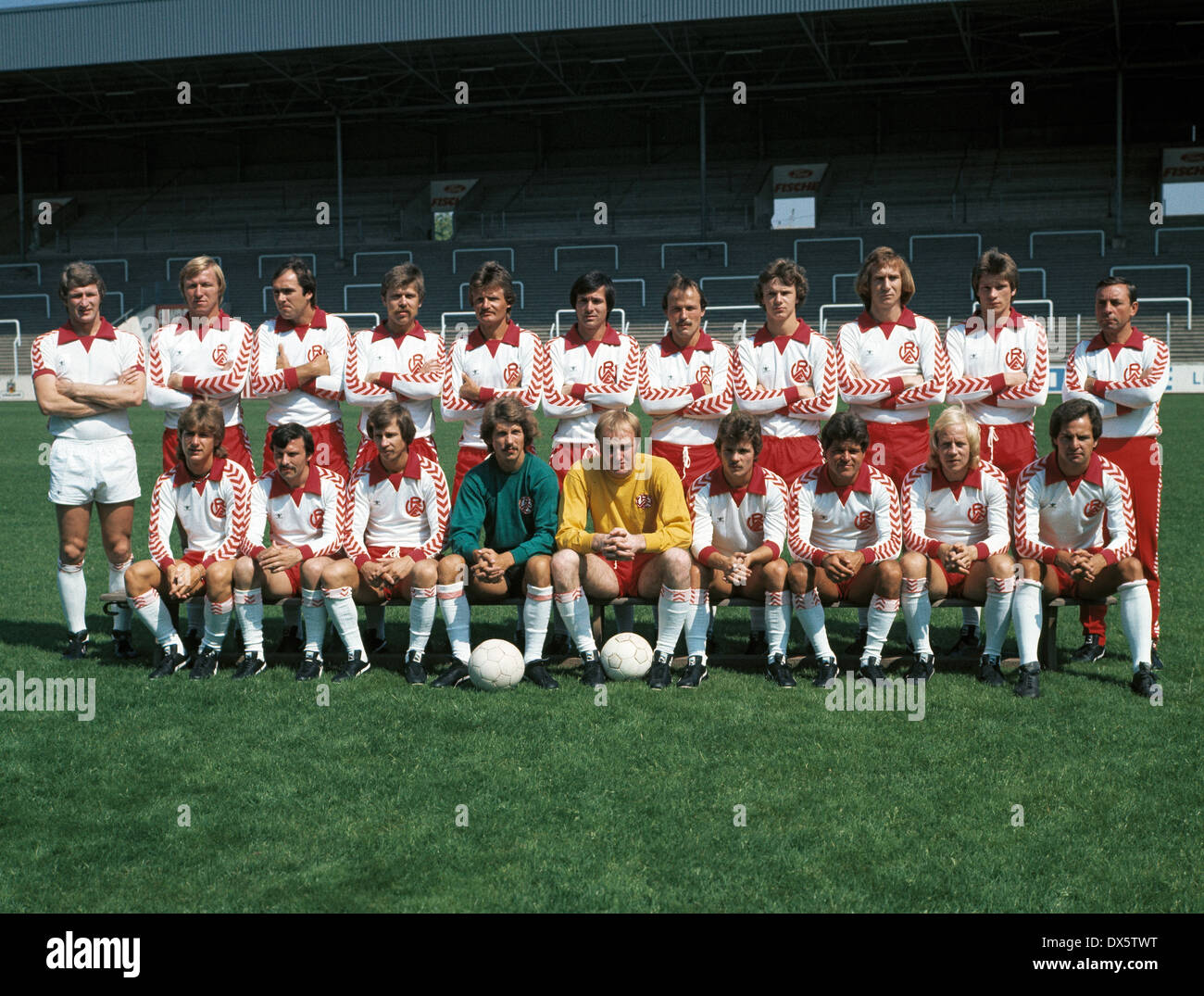 Football, 2. Bundesliga Nord, 1977/1978, Rot Weiss Essen, présentation de l'équipe, shot, derrière entraîneur f.l.t.r. Erlhoff Hermann, Horst Hrubesch, Peter Ehmke, Gerd Wieczorkowski, Gerd Woermer, Hans Krostina, Eberhard Strauch, Wolfgang Patzke, Joszef Horvath, Banque D'Images