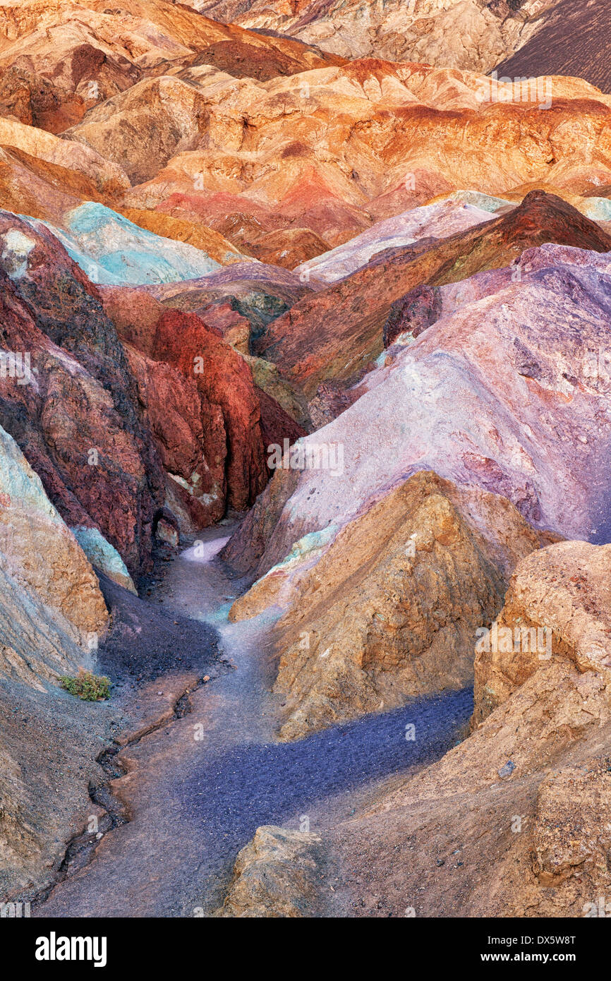 Le crépuscule enrichit les couleurs vives de la palette de l'artiste dans la Death Valley National Park. Banque D'Images