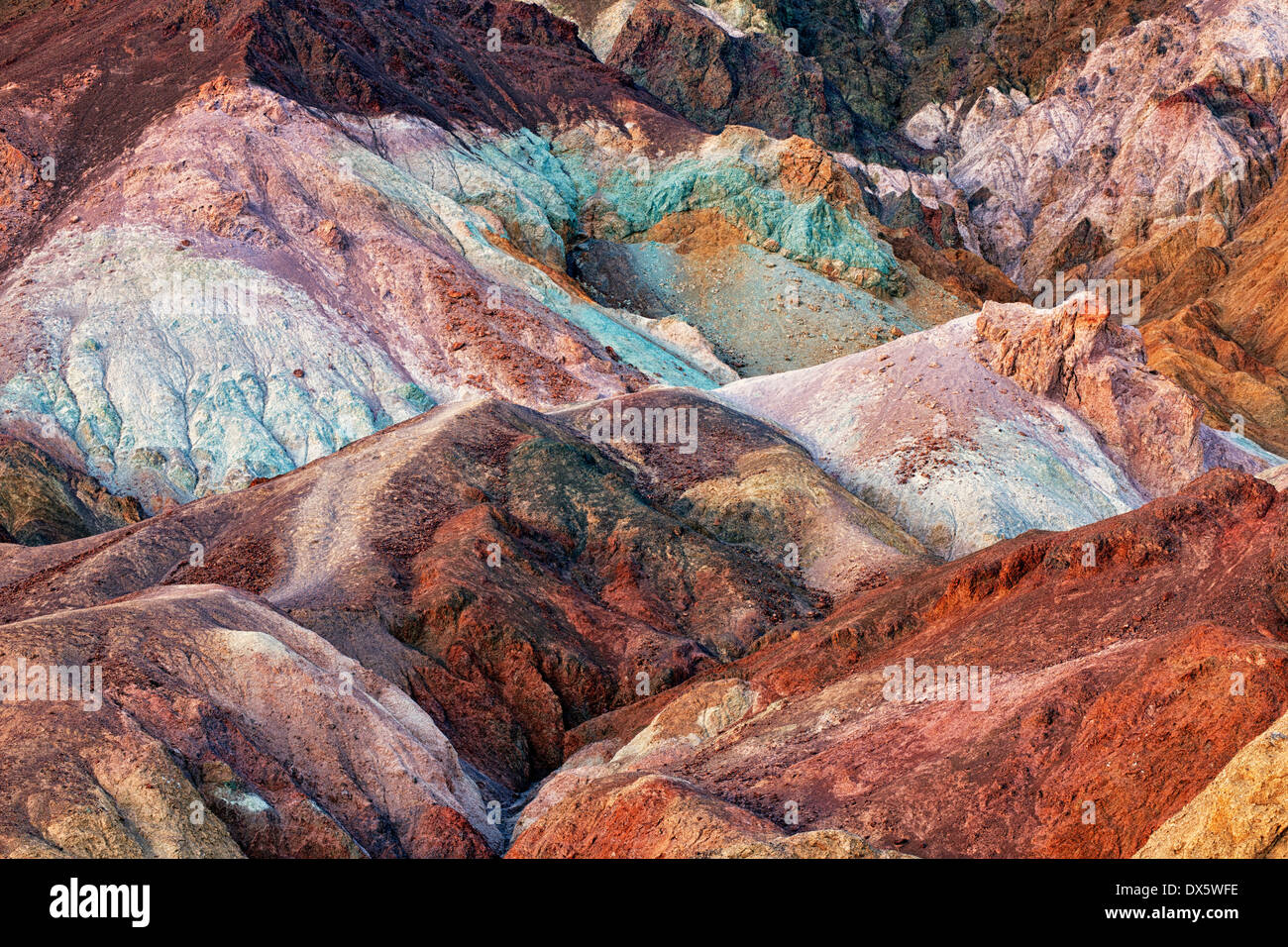 Le crépuscule enrichit les couleurs vives de la palette de l'artiste dans la Death Valley National Park. Banque D'Images