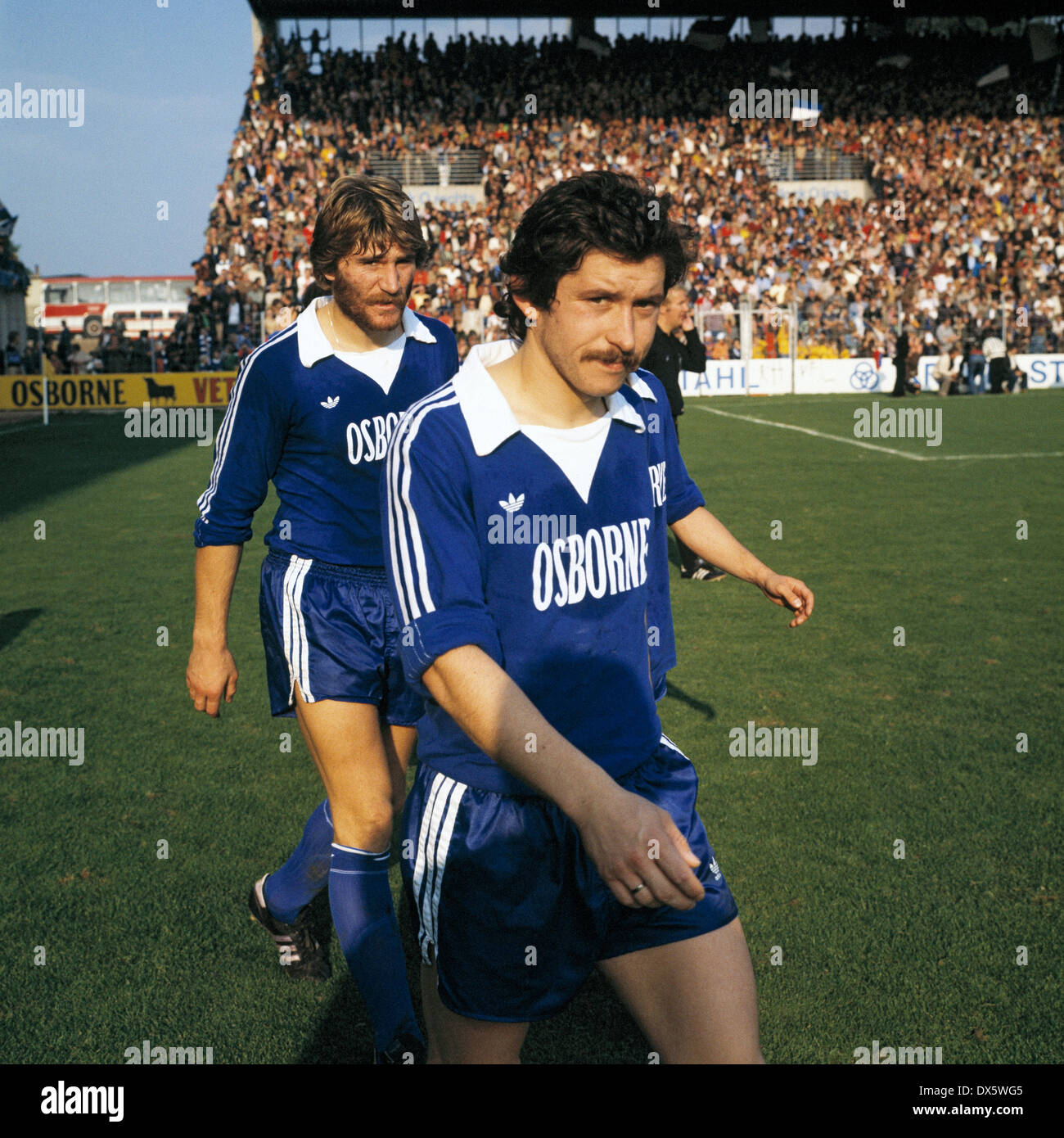 Football, Bundesliga, 1977/1978, le stade an der Castroper Strasse, VfL Bochum contre l'Eintracht Francfort 0:1, rodage, retour à la deuxième moitié, Dieter Bast (VfL) de l'avant, derrière Lothar Woelk (VfL) Banque D'Images