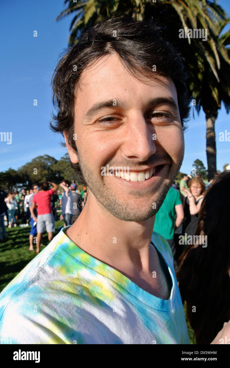 Homme heureux pose pour la caméra sur la St Patrick day à San Francisco Banque D'Images