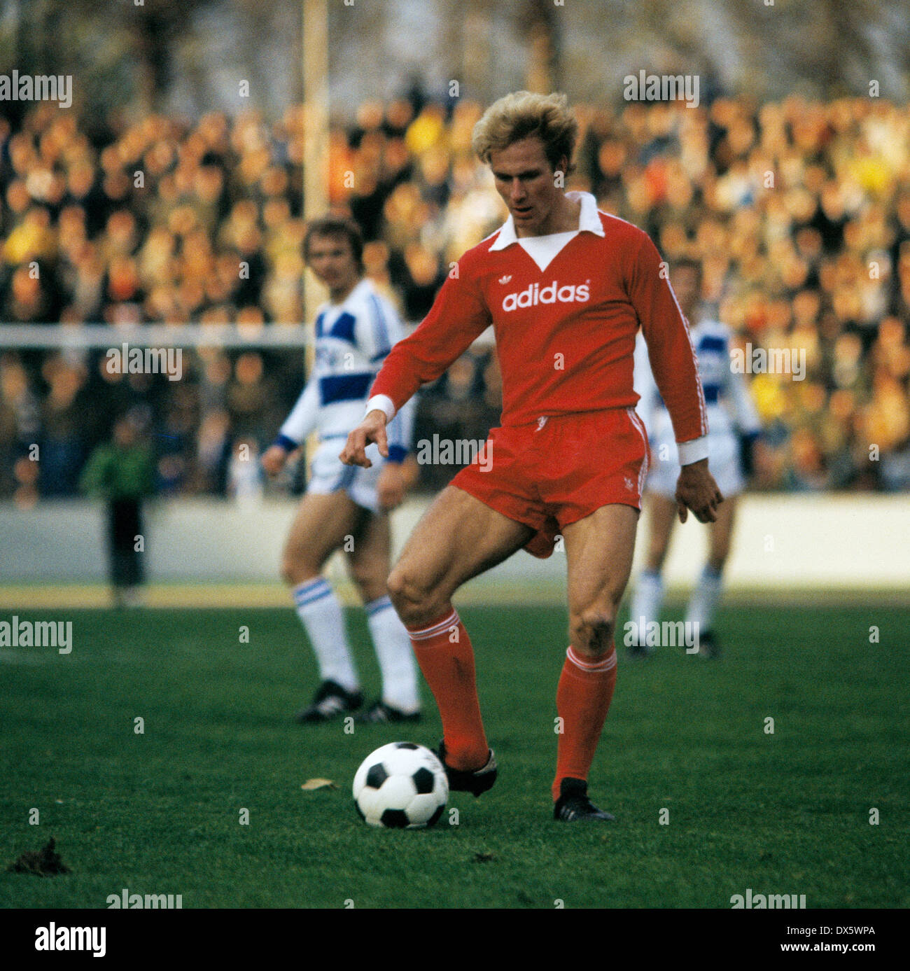 Football, Bundesliga, 1977/1978, stade MSV Duisburg Wedau, contre le FC Bayern Munich 6:3, scène du match, Karl-Heinz Rummenigge (FCB) en possession de la balle Banque D'Images