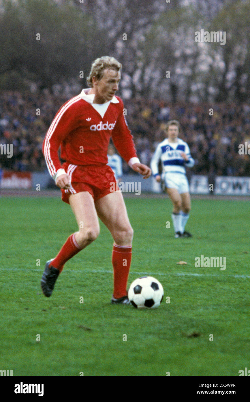 Football, Bundesliga, 1977/1978, stade MSV Duisburg Wedau, contre le FC Bayern Munich 6:3, scène du match, Bernd Duernberger (FCB) en possession de la balle Banque D'Images