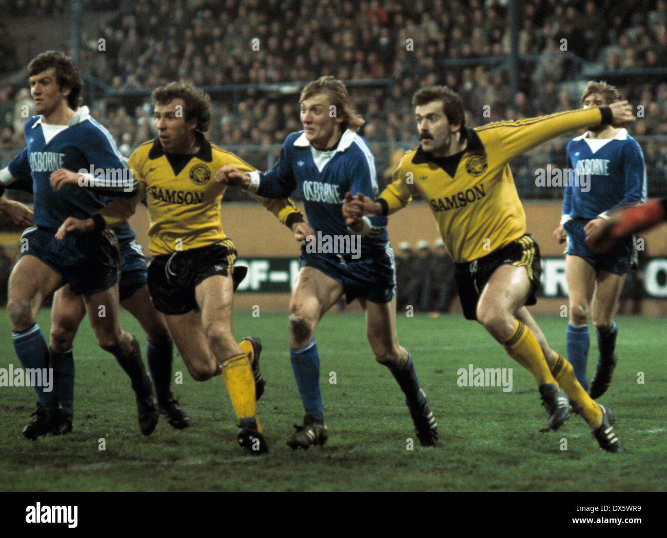 Football, Bundesliga, 1977/1978, le stade an der Castroper Strasse, VfL Bochum contre Borussia Dortmund 1:0, scène du match, f.l.t.r. Hans-Joachim Abel (VfL), Amand Theis (BVB), Jupp Tenhagen (VfL), Peter Geyer (BVB), Lothar Woelk (VfL) Banque D'Images