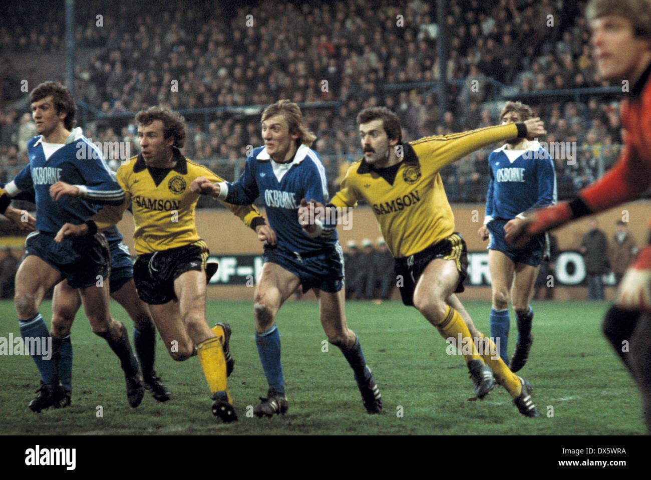 Football, Bundesliga, 1977/1978, le stade an der Castroper Strasse, VfL Bochum contre Borussia Dortmund 1:0, scène du match, f.l.t.r. Hans-Joachim Abel (VfL), Amand Theis (BVB), Jupp Tenhagen (VfL), Peter Geyer (BVB), Lothar Woelk (VfL), keeper Horst B Banque D'Images