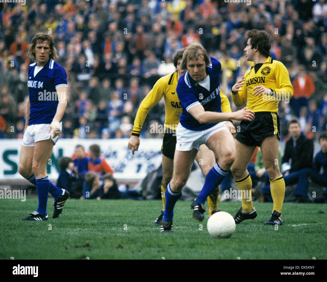 Football, Bundesliga, 1977/1978, Park Stadium, contre le FC Schalke 04 Borussia Dortmund 0:2, scène du match, f.l.t.r. Herbert Luetkebohmert (S04), Juergen Sobieray (S04) en possession de la balle, Peter Geyer (BVB) Banque D'Images