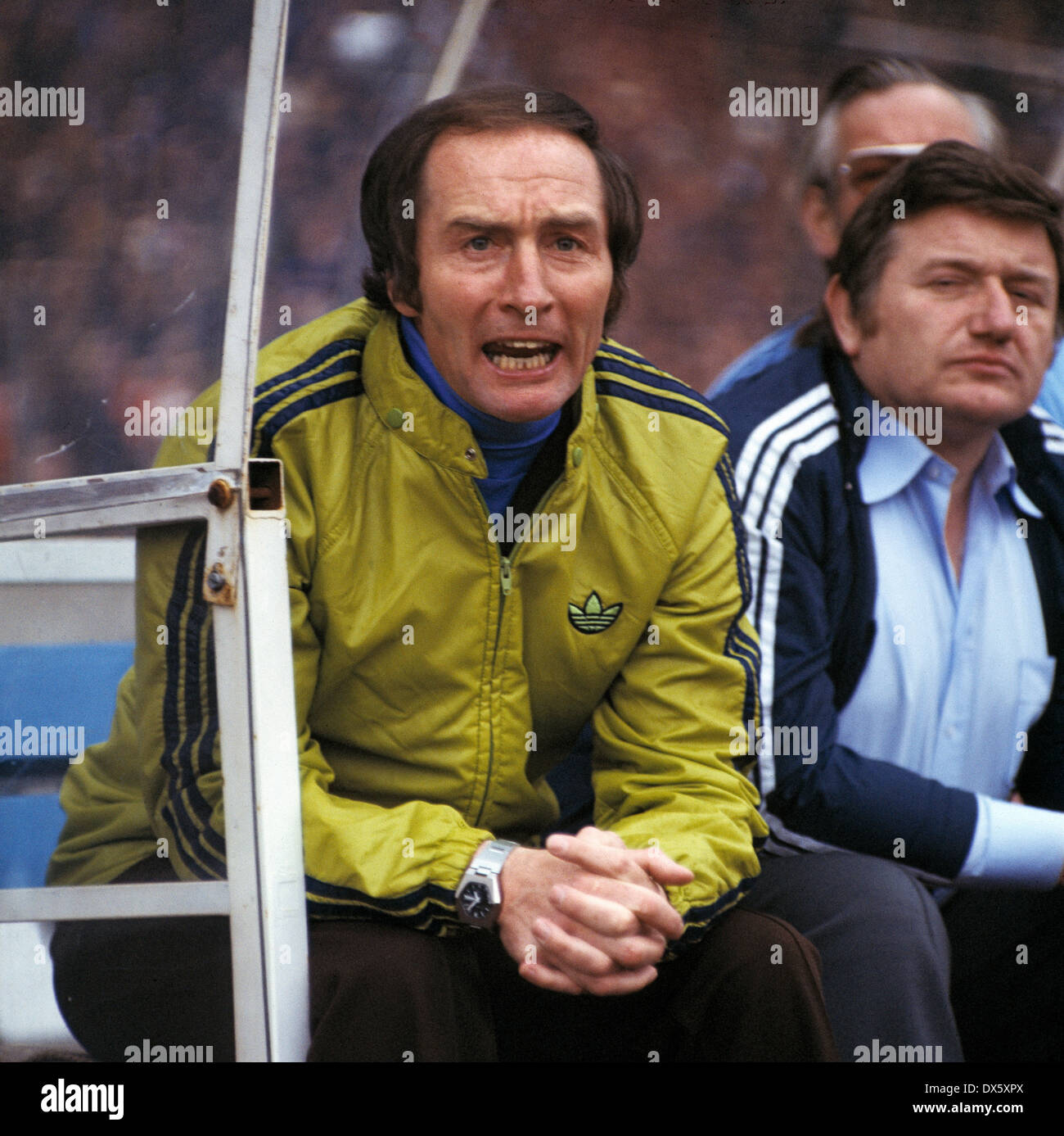 Football, Bundesliga, 1977/1978, Park Stadium, contre le FC Schalke 04 Borussia Dortmund 0:2, l'entraîneur Uli Maslo (S04) à gauche et le gardien Karl-Heinz Neumann Charlie sur le banc d'entraîneur Banque D'Images