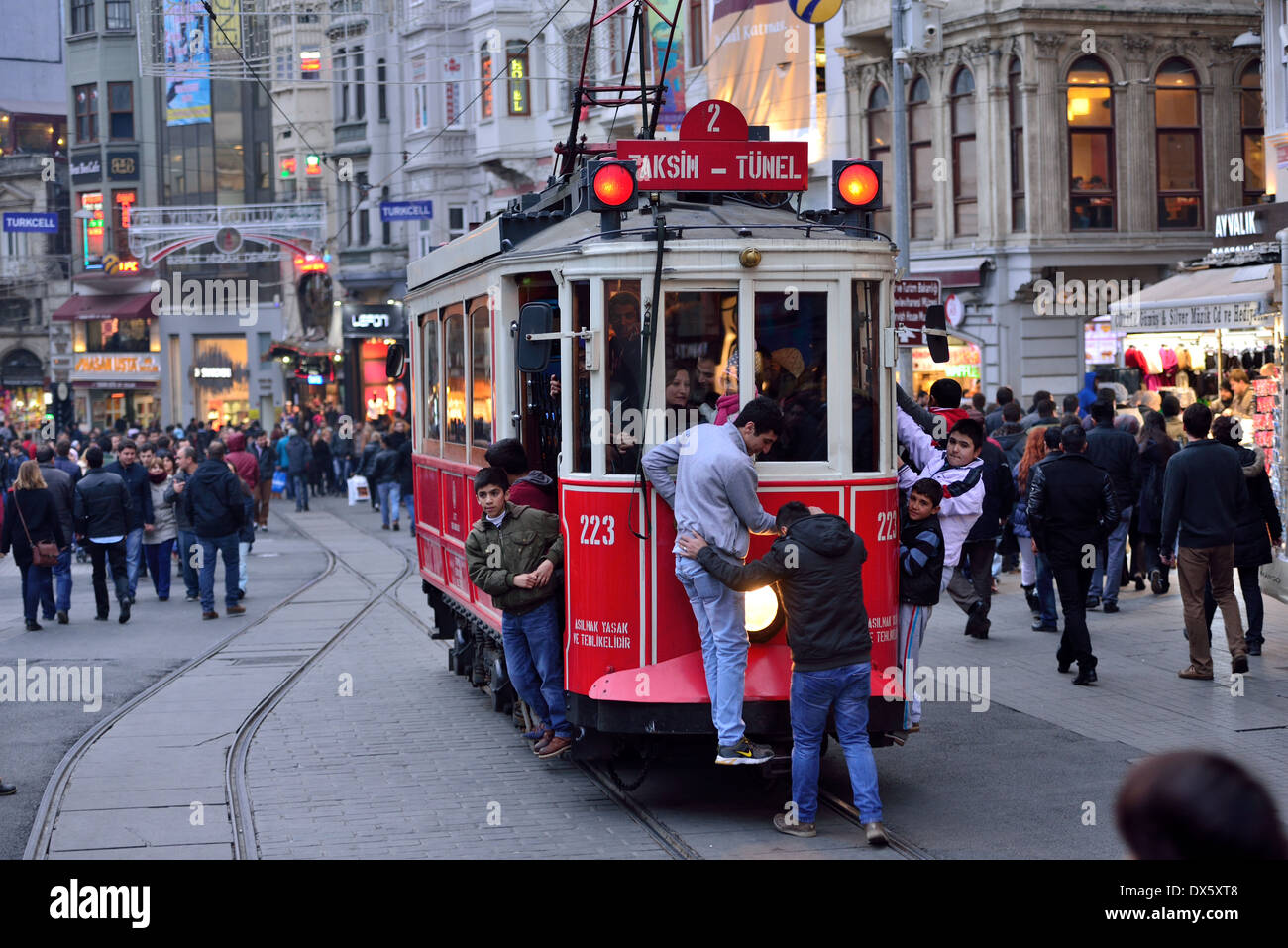 ISTANBUL, TURQUIE - le 12 janvier : les gens marcher sur la rue Istiklal le 12 janvier 2014 à Istanbul, Turquie. Banque D'Images