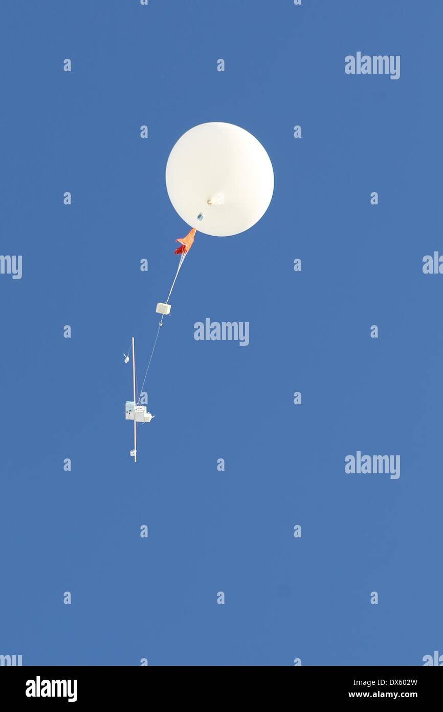 Sodankyla, Finlande. 18 Mar, 2014. un ballon sonde est vu dans l'air à Sodankyla, la Finlande le 18 mars 2014. Dans un effort pour suivre attentivement la raréfaction de l'ozone dans la région arctique, le Centre de recherche sur l'Arctique de l'Institut météorologique finlandais, situé à Sodankyla, le nord de la Finlande, a augmenté la fréquence de lancement de ballons sondes. Crédit : Li Jizhi/Xinhua/Alamy Live News Banque D'Images