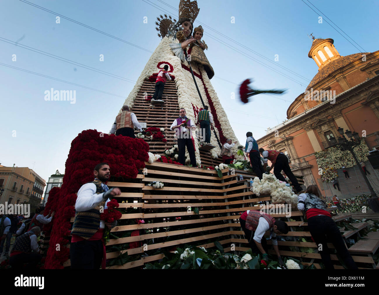 Valence, Espagne. 18 Mar, 2014. Les gens décorent la sculpture géante de la Vierge avec des fleurs pendant les Fallas Festival à Valence, Espagne, mars. 18, 2014. Les Fallas Festival est une fête traditionnelle qui a eu lieu en commémoration de Saint Joseph dans la ville de Valence, en Espagne. Source : Xinhua/Alamy Live News Banque D'Images