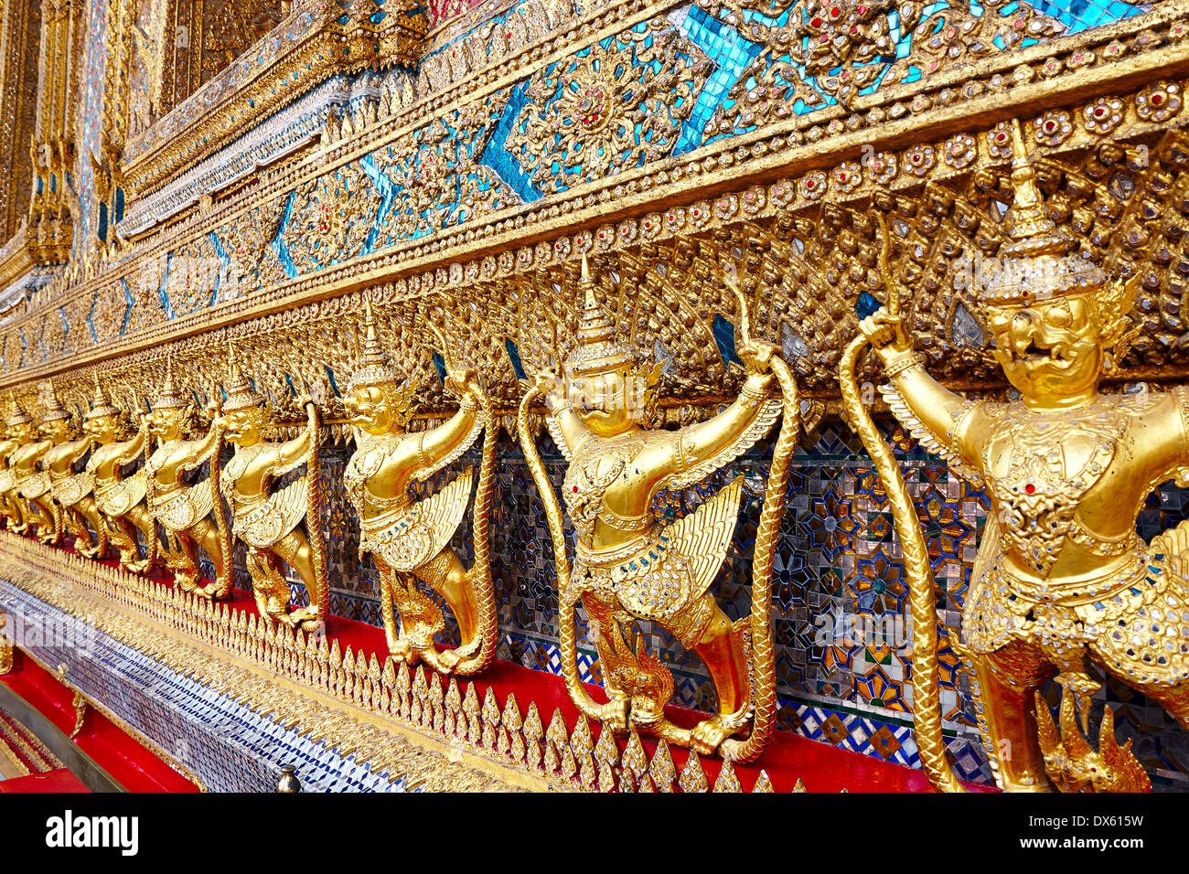 Statue en or de Wat Phra Kaew, temple du Bouddha Émeraude. Le Grand Palace Bangkok Thaïlande Banque D'Images