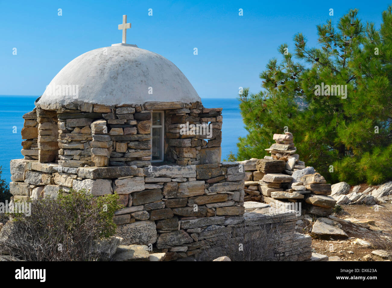 Petite chapelle grecque au bord d'une falaise sur l'île de Thassos, en Grèce. Banque D'Images