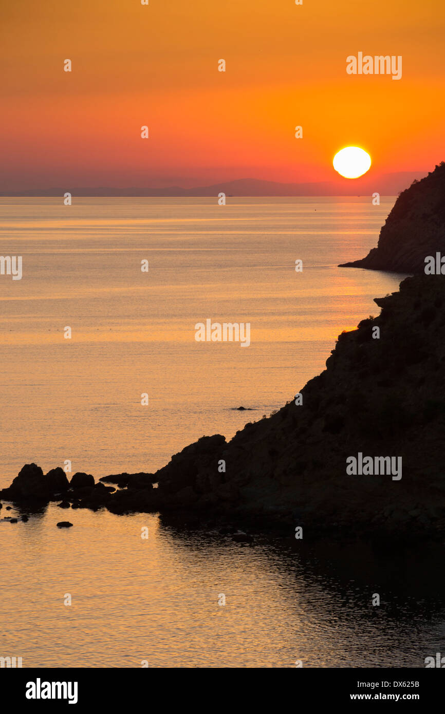 Magnifique coucher de soleil sur la mer Méditerranée à l'île de Thassos, en Grèce. Banque D'Images