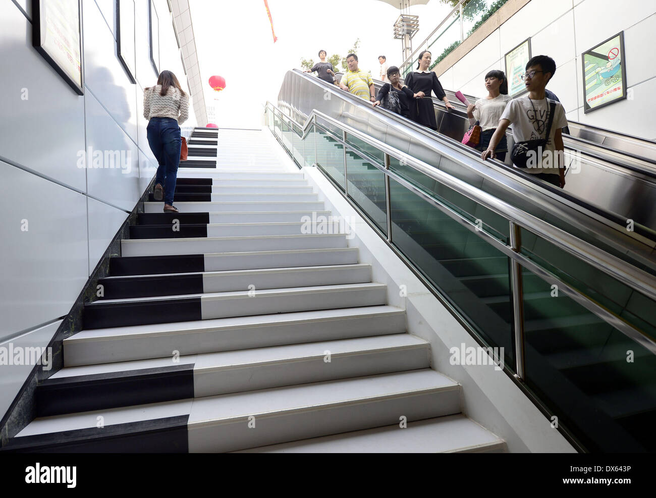 Ne prenez pas l'escalier mécanique - faire de la belle musique au piano  escalier plutôt que 54 étapes de Hangzhou Wulin Plaza, ont été transformées  en touches de piano qui vous laisse