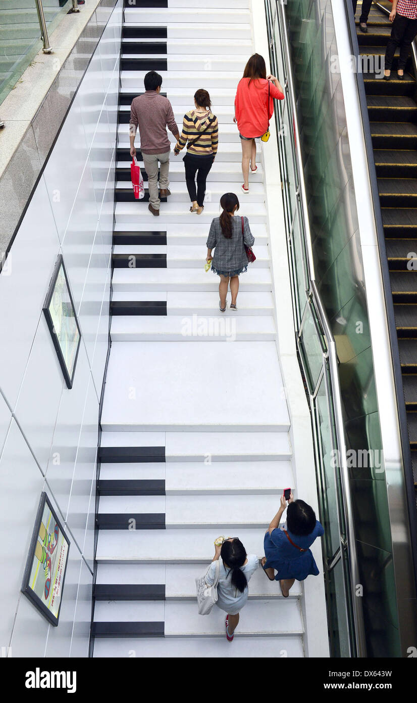 Ne prenez pas l'escalier mécanique - faire de la belle musique au piano escalier plutôt que 54 étapes de Hangzhou Wulin Plaza, ont été transformées en touches de piano qui vous laisse les piétons jouer une mélodie comme ils marchent vers le haut ou vers le bas. Ils peuvent vraiment jouer beaucoup de notes différentes, de sorte que les musiciens seront en mesure de faire de la belle musique. Le reste d'entre nous fera juste des bruits forts, surtout s'il y a un grand groupe de personnes s'attaquer à l'escalier en même temps ! Zhejiang, Chine - Octobre 2012 Où : Hangzhou, Zhejiang Quand : 26 Oct 2012 **** Banque D'Images