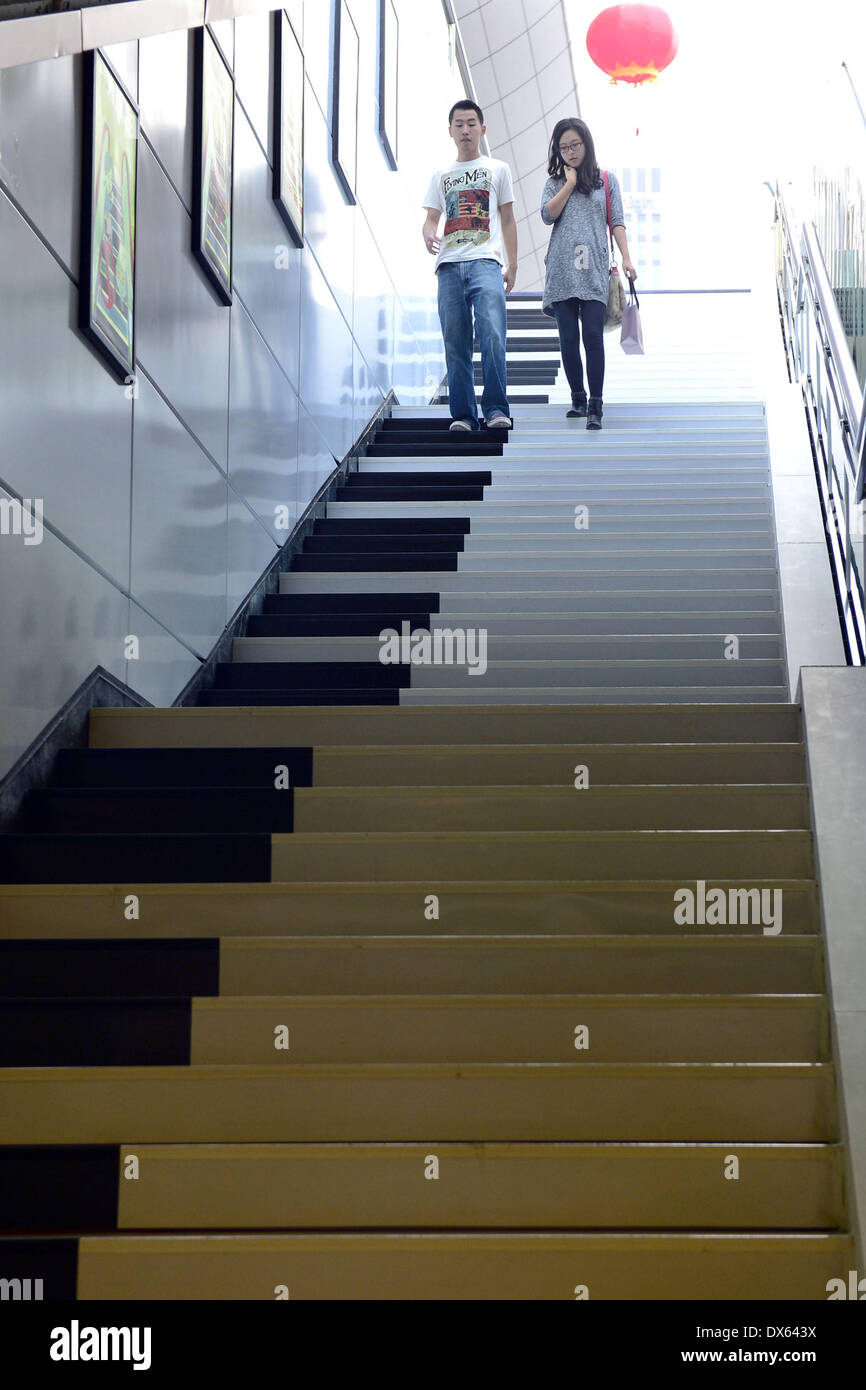 Ne prenez pas l'escalier mécanique - faire de la belle musique au piano escalier plutôt que 54 étapes de Hangzhou Wulin Plaza, ont été transformées en touches de piano qui vous laisse les piétons jouer une mélodie comme ils marchent vers le haut ou vers le bas. Ils peuvent vraiment jouer beaucoup de notes différentes, de sorte que les musiciens seront en mesure de faire de la belle musique. Le reste d'entre nous fera juste des bruits forts, surtout s'il y a un grand groupe de personnes s'attaquer à l'escalier en même temps ! Zhejiang, Chine - Octobre 2012 Où : Hangzhou, Zhejiang Quand : 26 Oct 2012 **** Banque D'Images