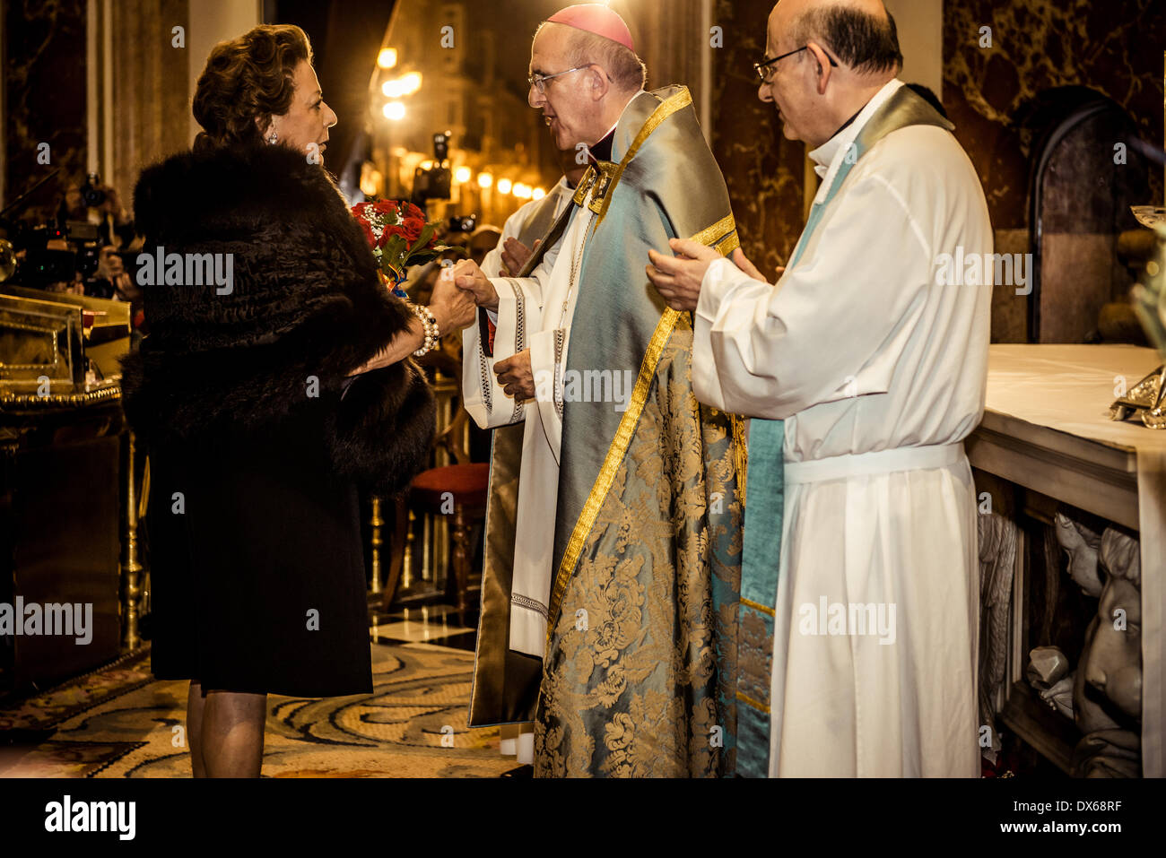 Valence, Espagne. 18 mars 2014 : Le maire de Valence, Rita Barbera, offre des fleurs à la dame des Réprouvés de remettre le plus de Carlos Osoro, archevêque de Valence : Crédit matthi/Alamy Live News Banque D'Images