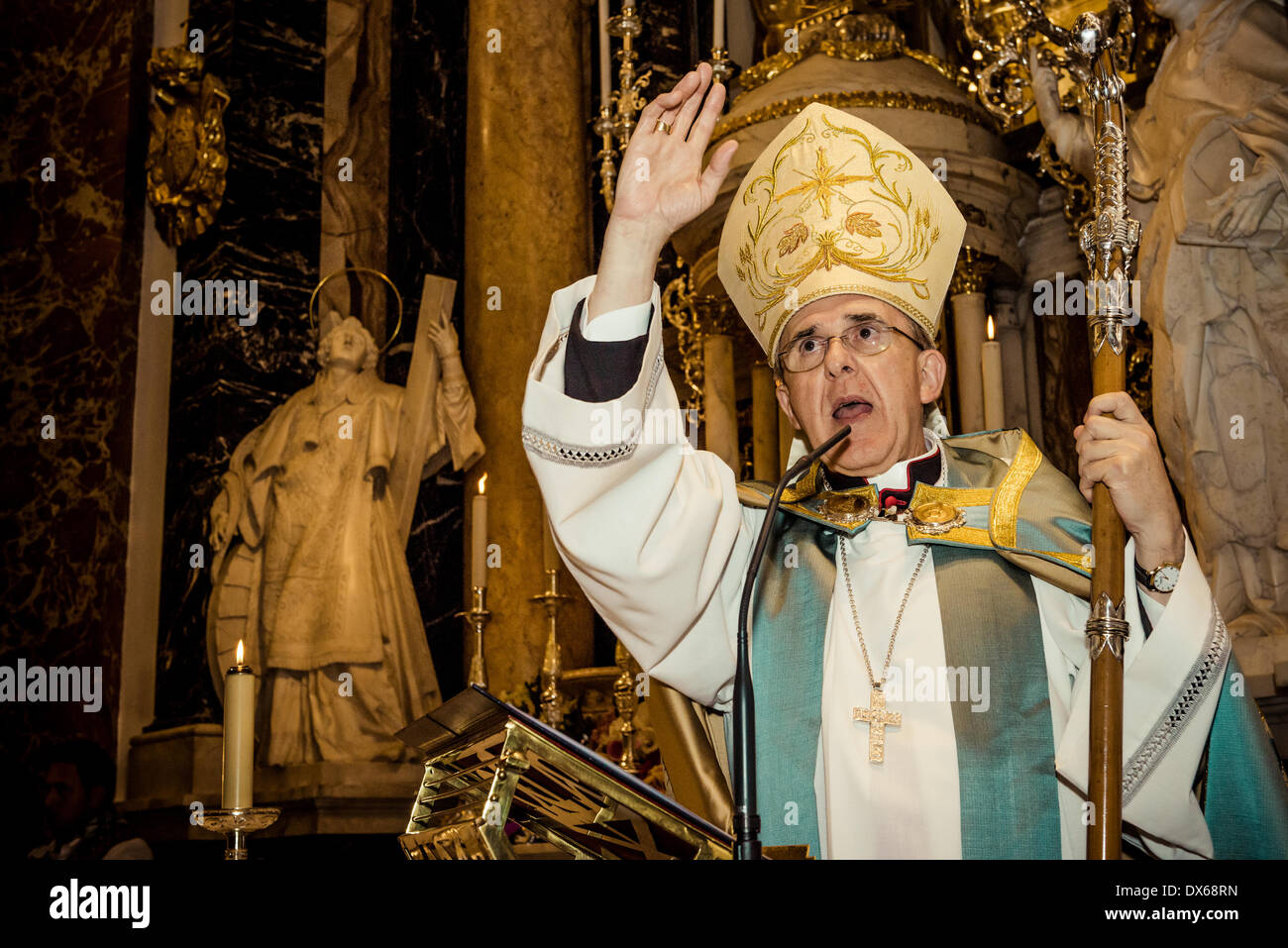 Valence, Espagne. 18 mars 2014 : l'archevêque de Valence, Carlos Osoro, célèbre une cérémonie après la fleur offre a pris fin. Credit : matthi/Alamy Live News Banque D'Images