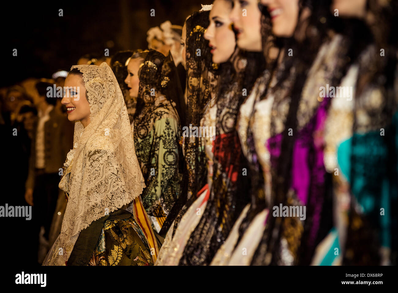 Valence, Espagne. 18 mars 2014 : Le "Fallera Mayor' 2014, Carmen Sancho de Rosa, photographié durant une cérémonie religieuse dédiée à la Virgen de los Desemperados par l'archevêque de Valence, Carlos Osoro, après la fleur offre a pris fin. Credit : matthi/Alamy Live News Banque D'Images