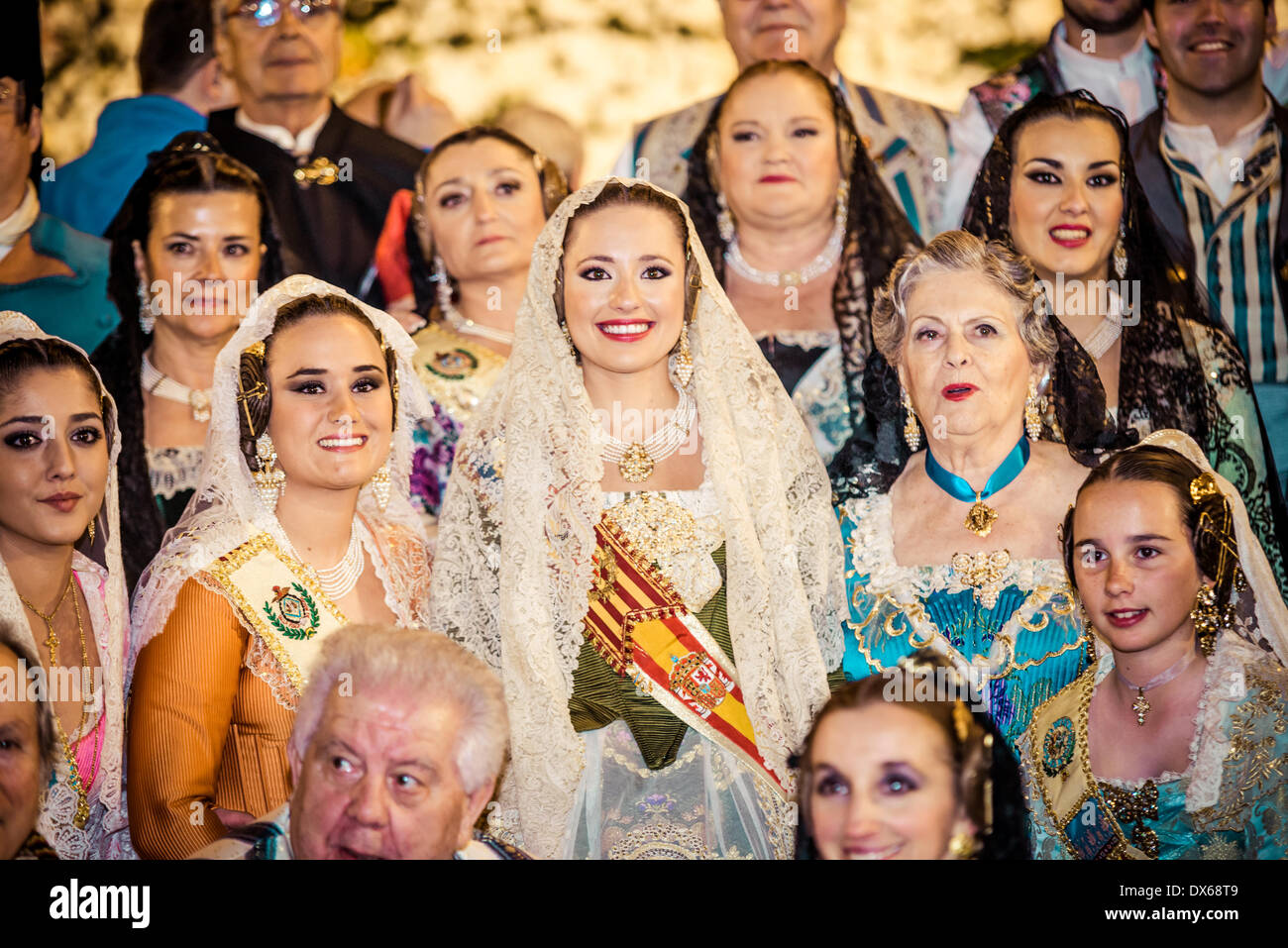 Valence, Espagne. 18 mars 2014 : Le "Fallera Mayor' 2014, Carmen Sancho de Rosa, photographié après une cérémonie religieuse dédiée à la Virgen de los Desemperados par l'archevêque de Valence, Carlos Osoro, après la fleur offre a pris fin. Credit : matthi/Alamy Live News Banque D'Images