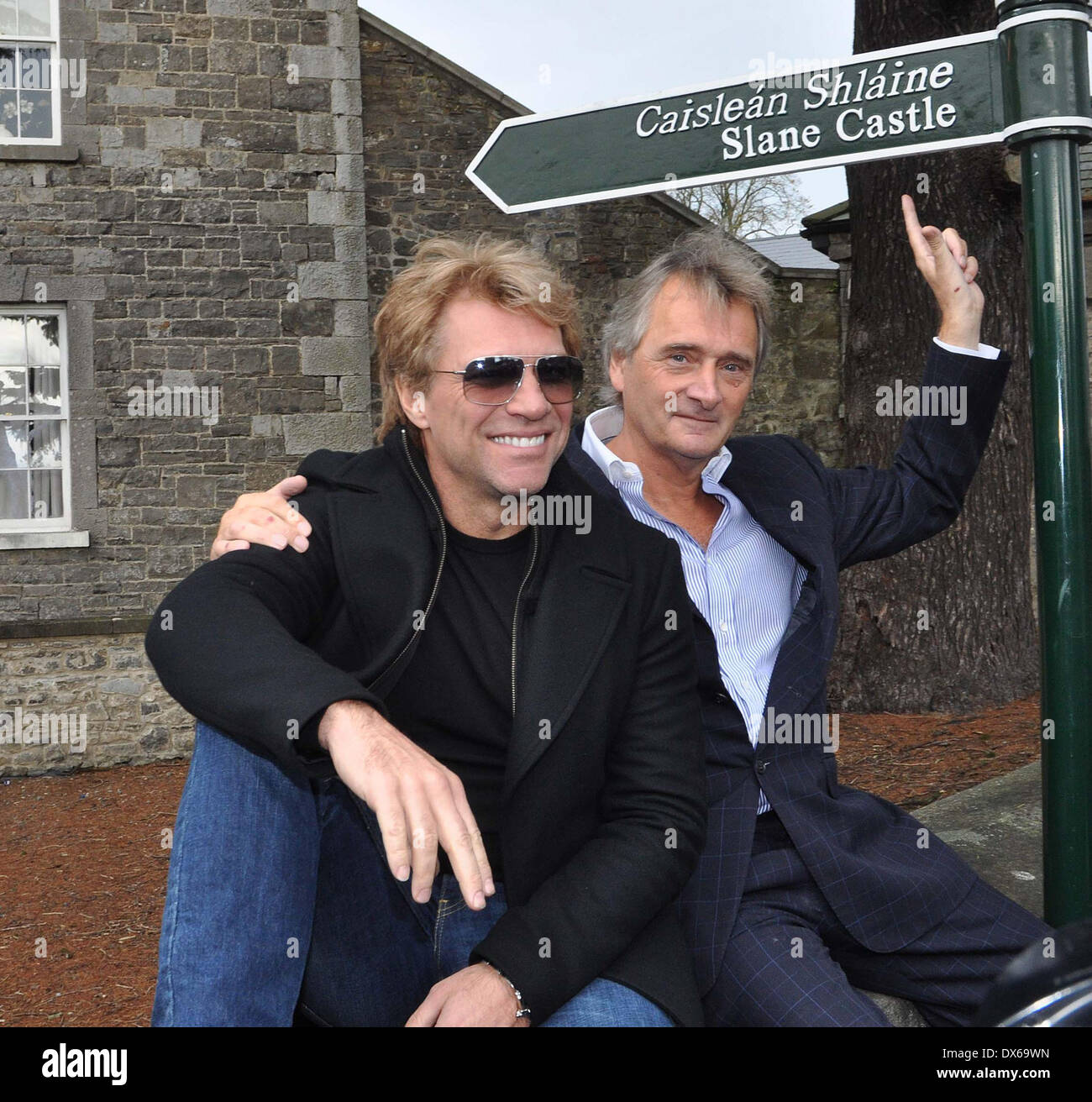 Jon Bon Jovi avec Lord Henry Mountcharles, propriétaire de Slane Castle conférence de presse à Slane Castle pour annoncer le concert de Bon Jovi qui aura lieu sur le site le 15 juin 2013 Slane, Irlande - 30.10.12 Où : l'Irlande Quand : 30 Oct 2012 **ou publication dans les magazines tabloïds irlandais ou Irish** Banque D'Images