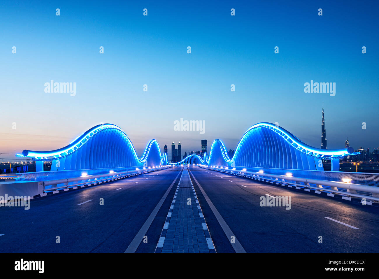 Architecture moderne pont éclairé à l'hippodrome de Meydan à Dubaï Émirats Arabes Unis Banque D'Images