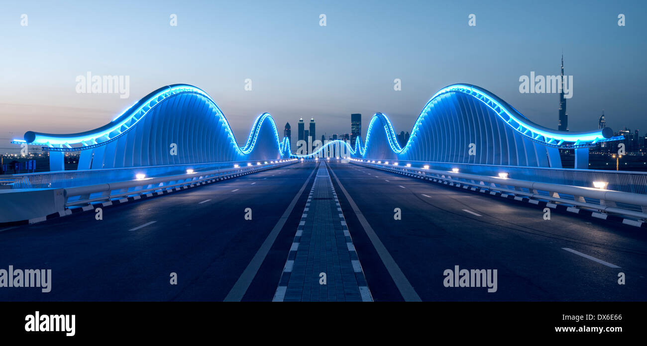 Architecture moderne pont éclairé à l'hippodrome de Meydan à Dubaï Émirats Arabes Unis Banque D'Images