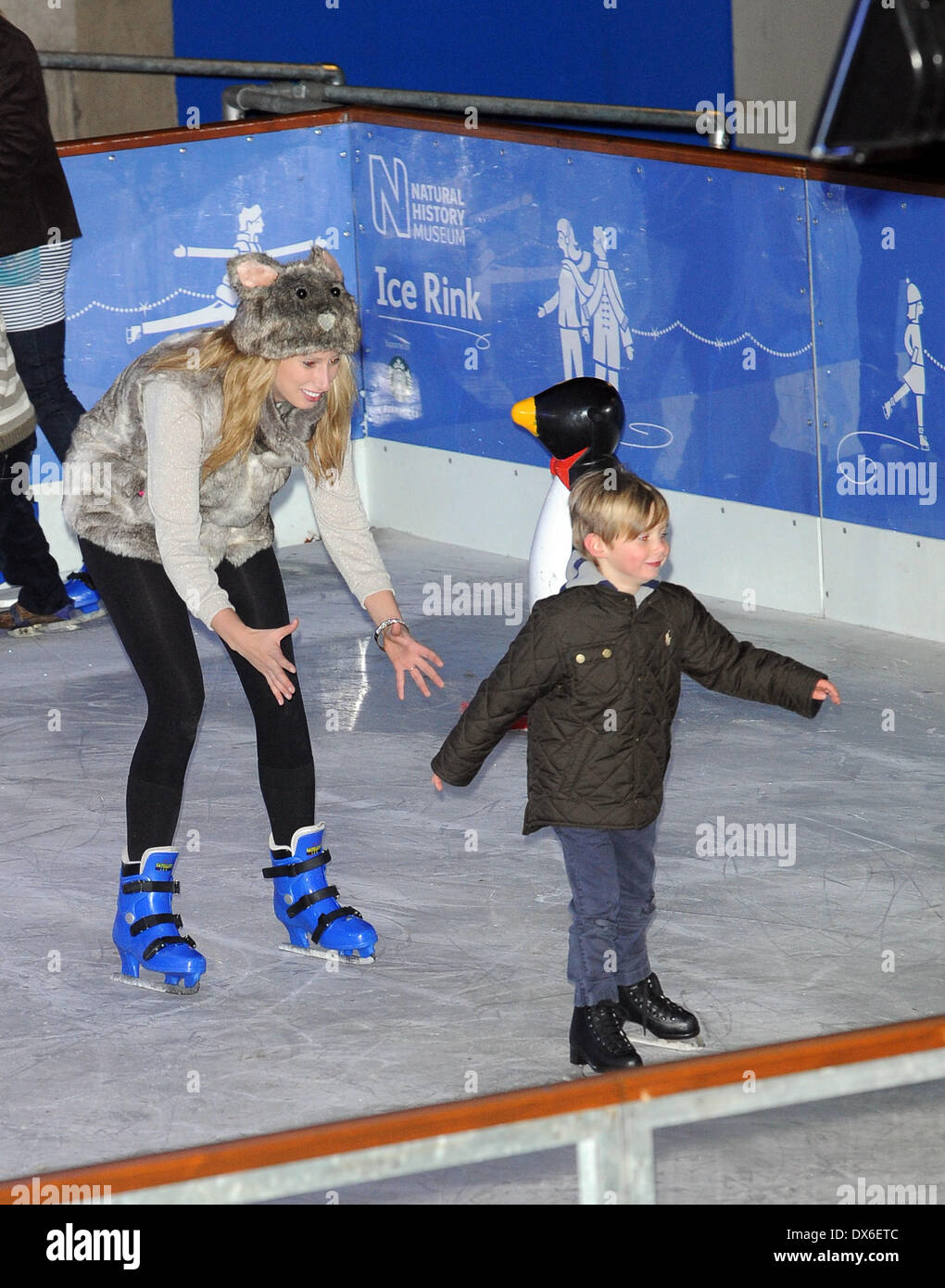 Stacey Solomon et fils, Zachary Museum d'histoire naturelle à la patinoire - soirée de lancement à l'intérieur de Londres, Angleterre - 01.11.12 comprend : STA Banque D'Images