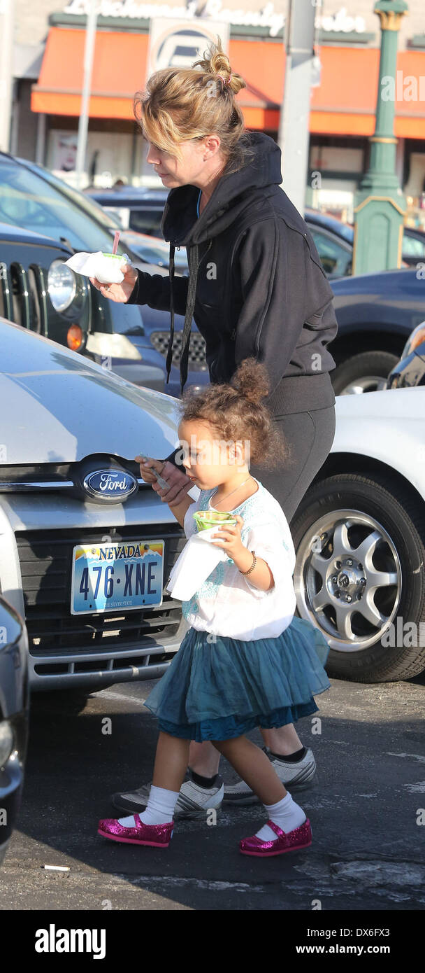Ellen Pompeo avec sa fille Stella Luna Pompeo Ivery manger en mouvement alors que dans Los Angeles Los Angeles, Californie - 02.11.12 Avec : Ellen Pompeo avec sa fille Stella Luna Pompeo Ivery Quand : 02 Nov 2012 Banque D'Images