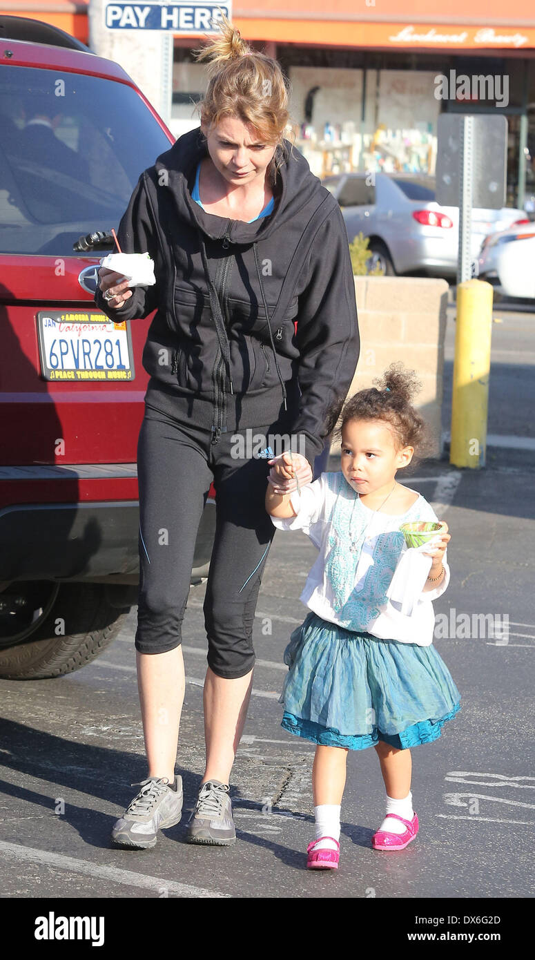 Ellen Pompeo avec sa fille Stella Luna Pompeo Ivery manger en mouvement alors que dans Los Angeles Los Angeles, Californie - 02.11.12 Avec : Ellen Pompeo avec sa fille Stella Luna Pompeo Ivery Quand : 02 Nov 2012 Banque D'Images