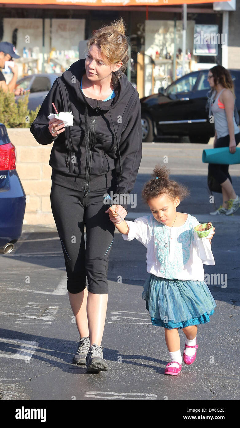Ellen Pompeo avec sa fille Stella Luna Pompeo Ivery manger en mouvement alors que dans Los Angeles Los Angeles, Californie - 02.11.12 Avec : Ellen Pompeo avec sa fille Stella Luna Pompeo Ivery Quand : 02 Nov 2012 Banque D'Images