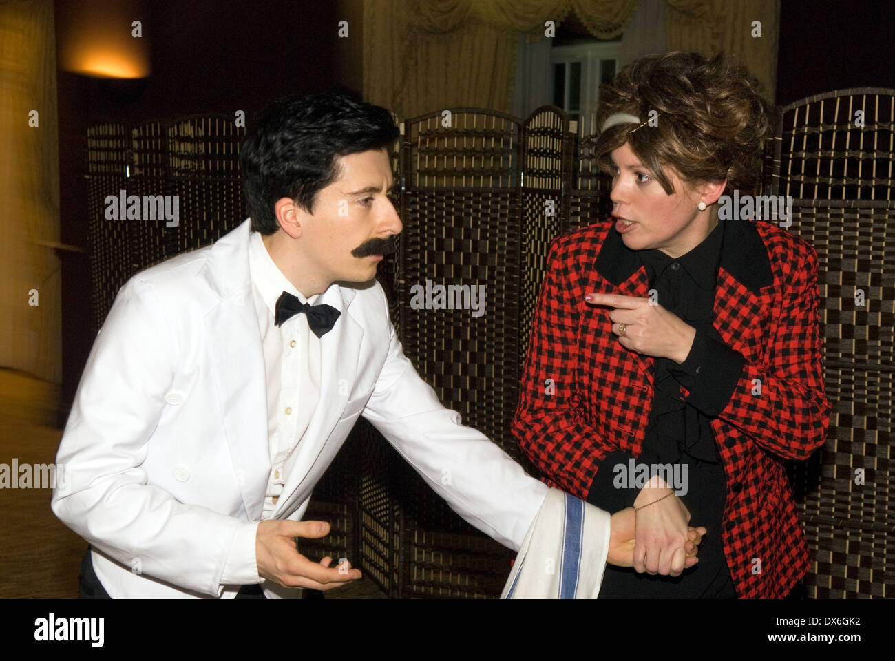 L'actrice jouant l'hommage bossy épouse de basilic sybil fustigeant waiter manuel à partir de l'établissement Fawlty Towers car Banque D'Images