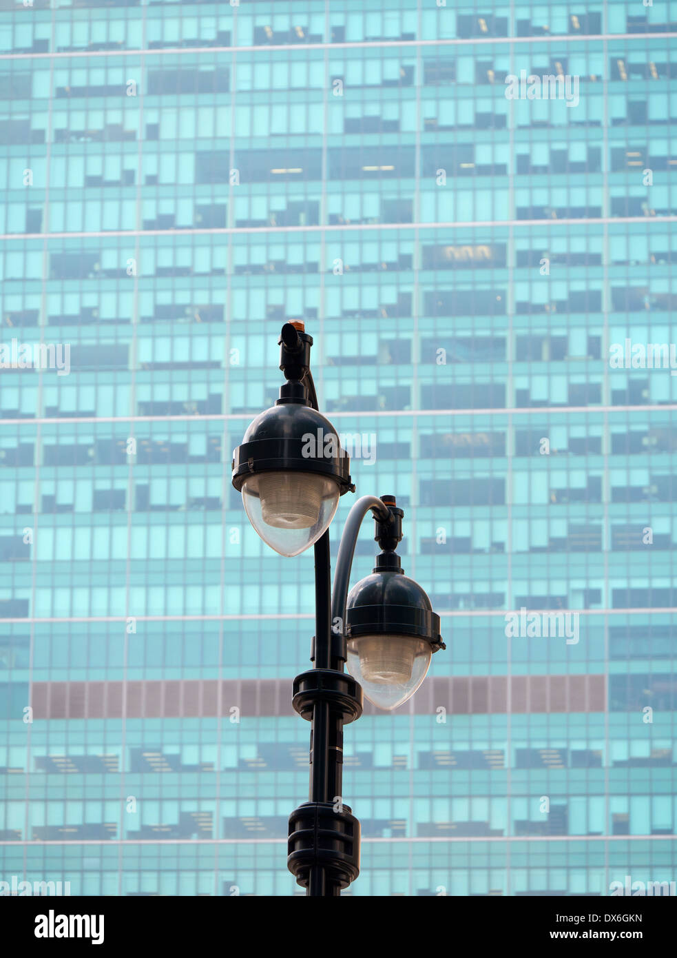 Lampadaire et gratte-ciel - la sortie de la 42e Rue et 5e Avenue, New York Banque D'Images