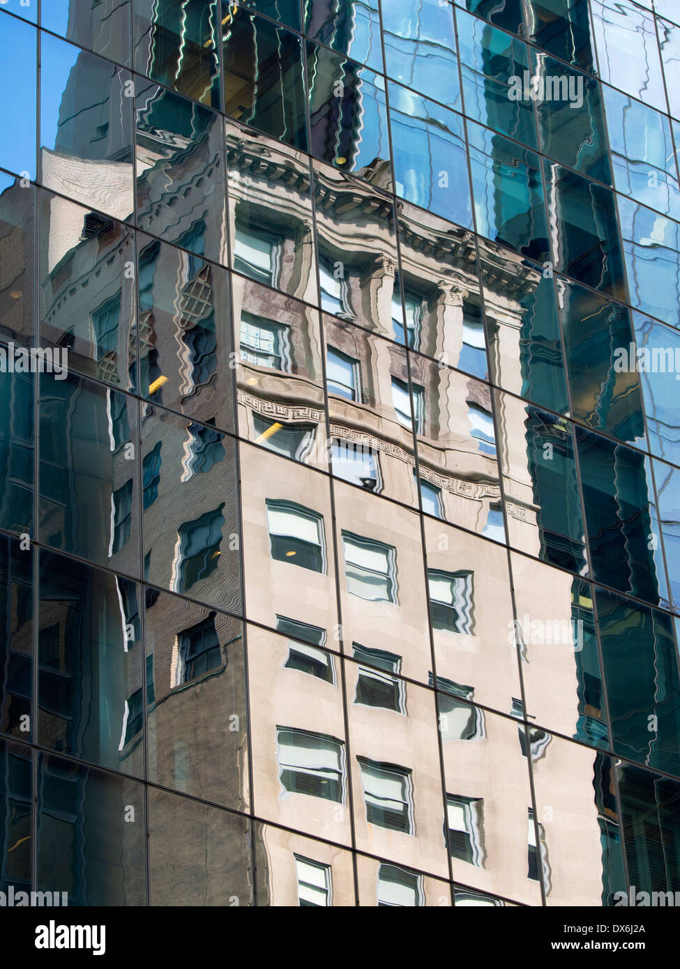 Réflexions dans un gratte-ciel 4 - La 42e Rue, New York Banque D'Images