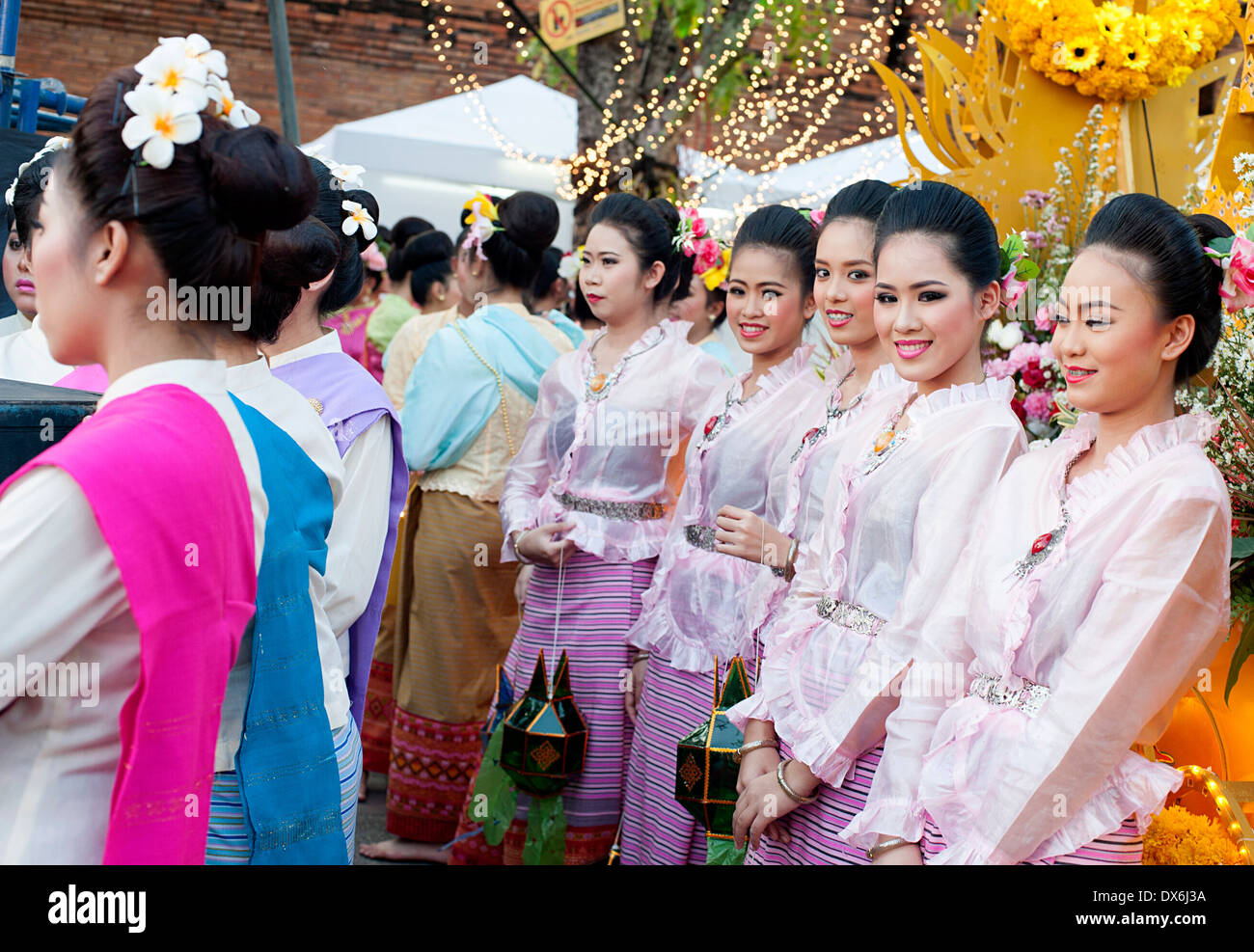 Les candidats alignés avant la parade pour le Festival des fleurs de Chiang Mai manquer la concurrence. Banque D'Images