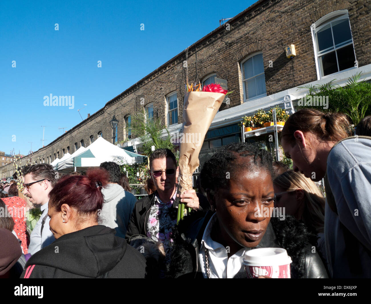 Multiculturel ethniquement diverse foule de personnes ethniques marchant dans la rue à Columbia Road Flower Market Londres E2 Angleterre Royaume-Uni KATHY DEWITT Banque D'Images