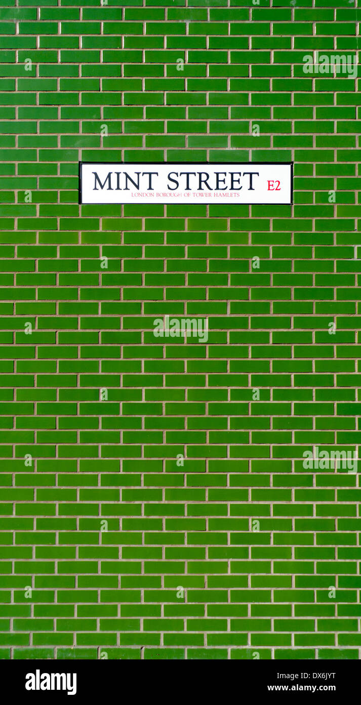 Mint Street sur le côté d'un bâtiment en brique tuile verte à Bethnal Green, Londres E2 England UK KATHY DEWITT Banque D'Images