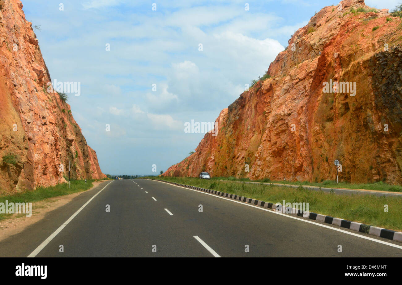 Une route coupée par une colline Banque D'Images