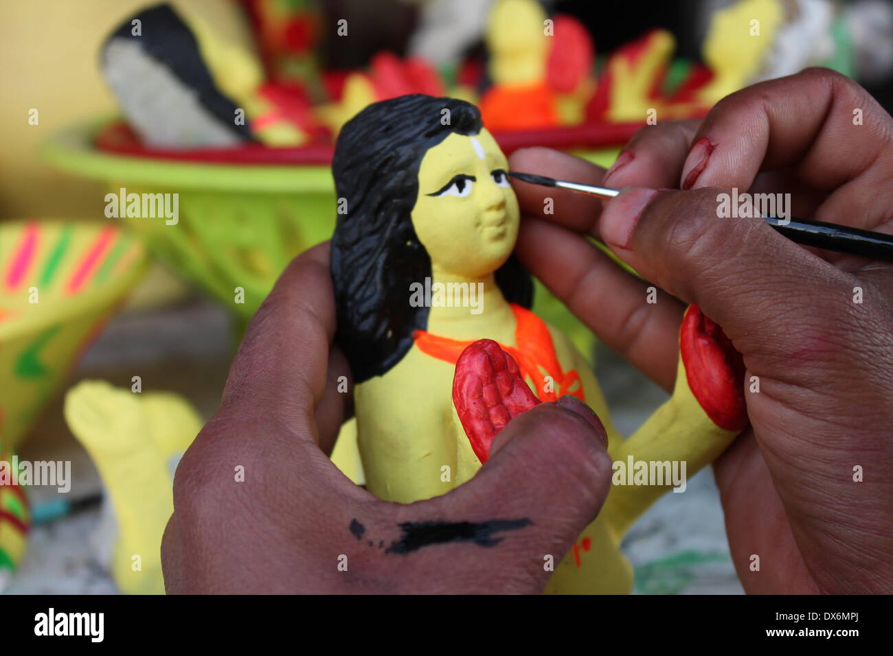 Daldali, Patna, Bihar, Inde, 19 mars 2014. Les idoles d'argile en préparation pour moins connu festival hindou Gangaur. Le festival de printemps, Gangaur dédié à Gauri, la déesse de l'abondance et est une femme-centric festival célébré principalement dans le Rajasthan et ici, elle sera célébrée par quelques colons Rajasthani migrants à compter du 02 avril 2014. Credit : Rupa Ghosh/Alamy Live News. Banque D'Images