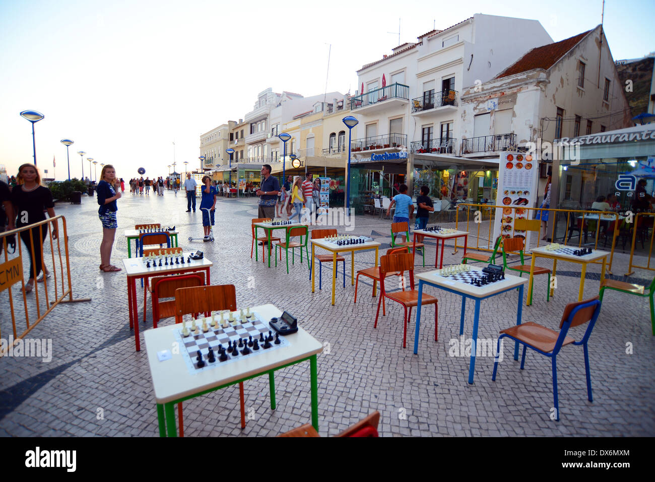 Les tables d'échecs de rue à Caldas da Rainha, Portugal. Banque D'Images