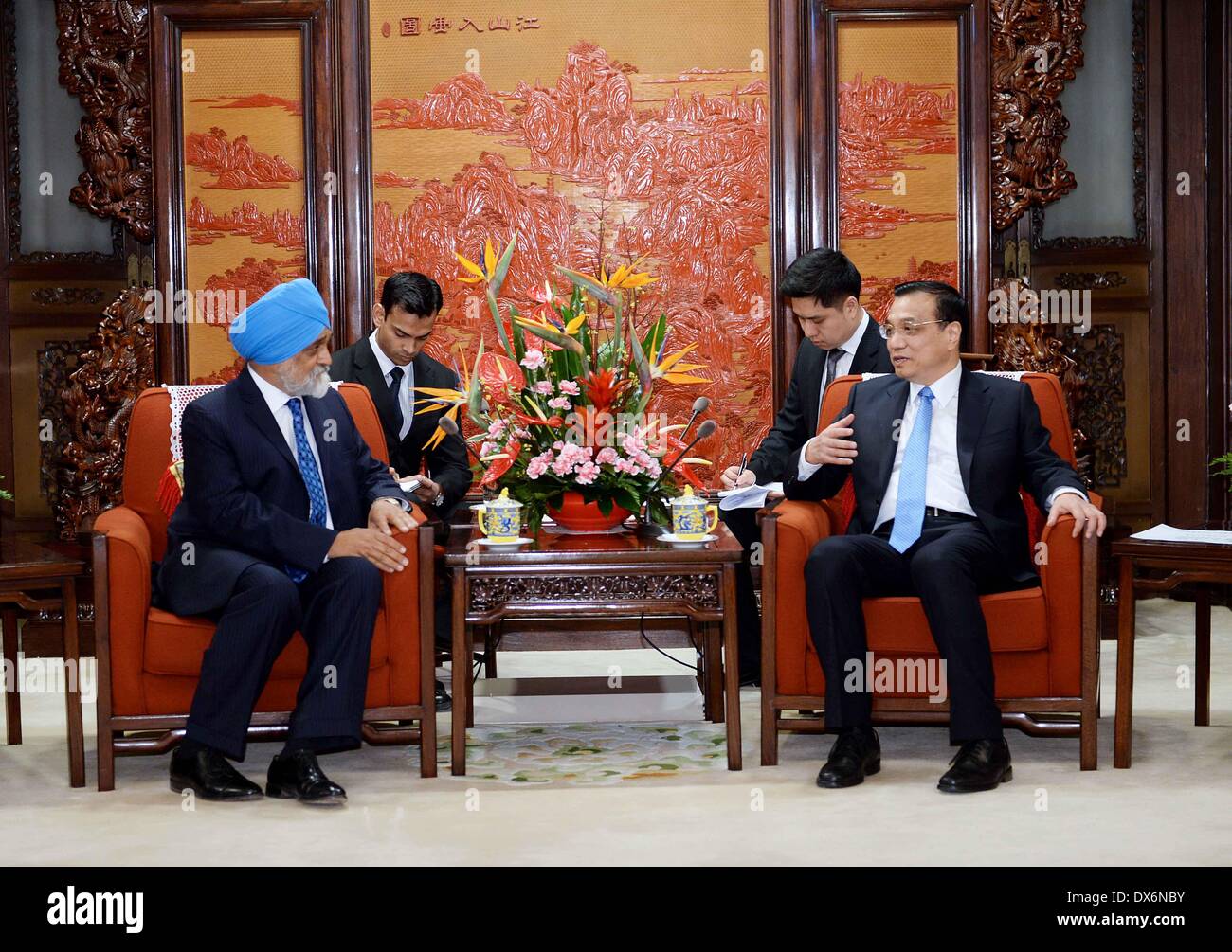 Beijing, Chine. Mar 19, 2014. Le Premier ministre chinois Li Keqiang (R) rencontre Montek Singh Ahluwalia, vice-président de la Commission de la planification de l'Inde, à Beijing, capitale de Chine, le 19 mars 2014. Ahluwalia a assisté à la troisième Dialogue économique stratégique sino-indien qui a lieu le 18 mars à Beijing. Source : Xinhua/Alamy Live News Banque D'Images