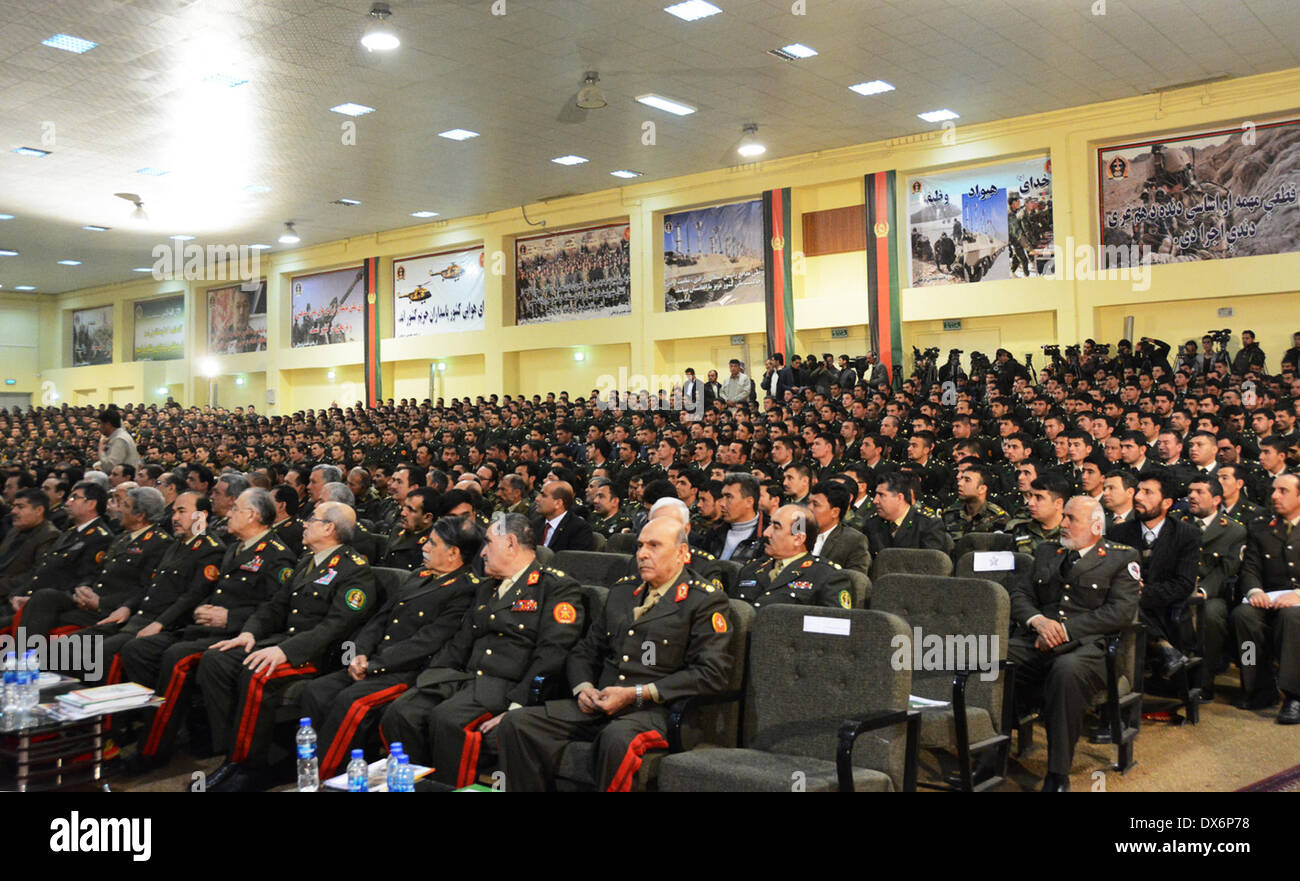 Kaboul, Afghanistan. Mar 19, 2014. Les commandants de l'armée afghane et des cadets, assister à une cérémonie de remise de diplômes à l'Académie militaire nationale à Kaboul, Afghanistan, le 19 mars 2014. Un total de 507 policiers a obtenu son diplôme après avoir étudié pendant quatre ans à l'université militaire maréchal Qasim Fahim à Kaboul. © Xinhua/Alamy Live News Banque D'Images