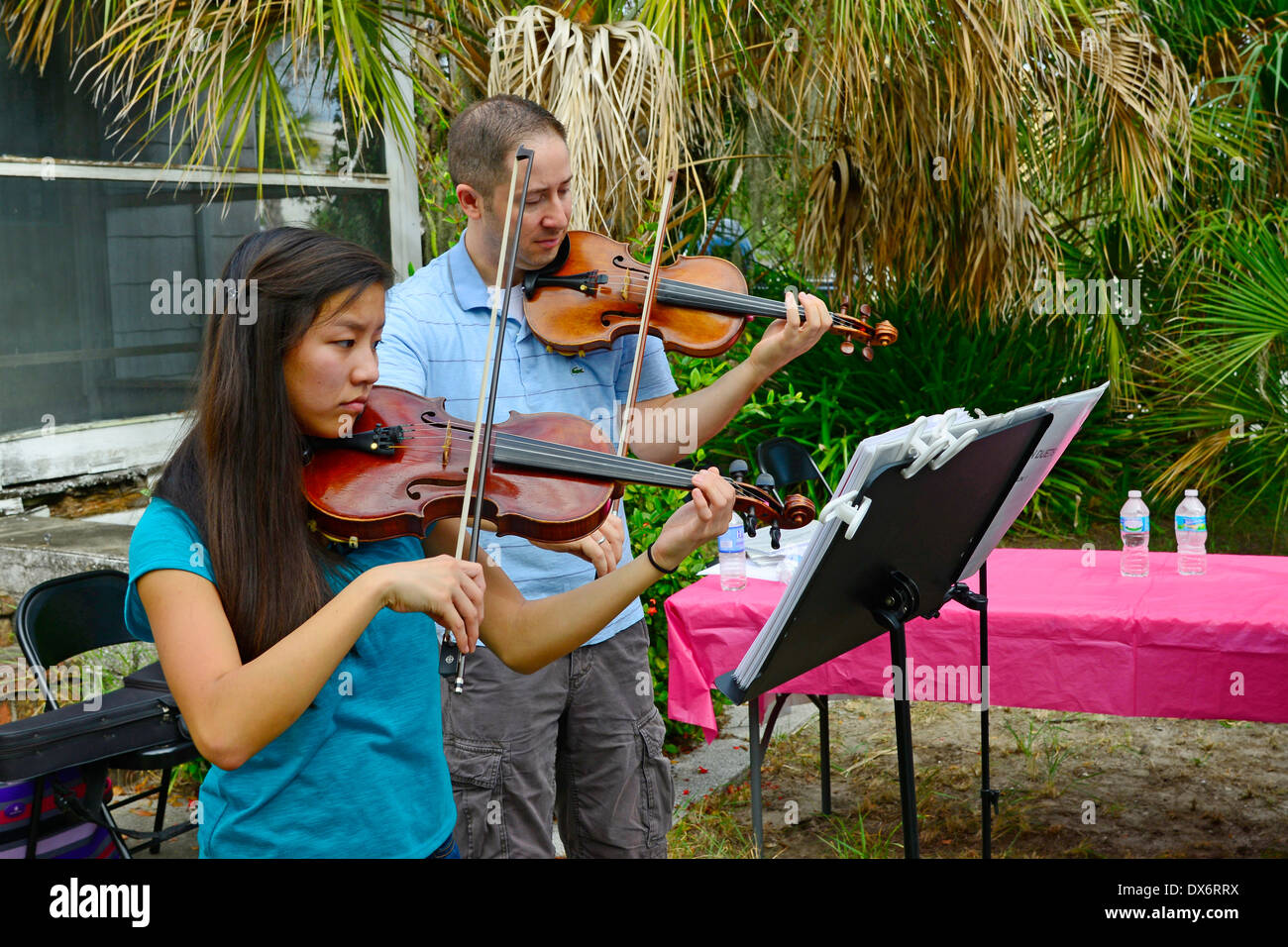 Artistes interprètes ou exécutants au violon Festival Chalk Sarasota Floride Square Burns Historique Nous joindre Banque D'Images