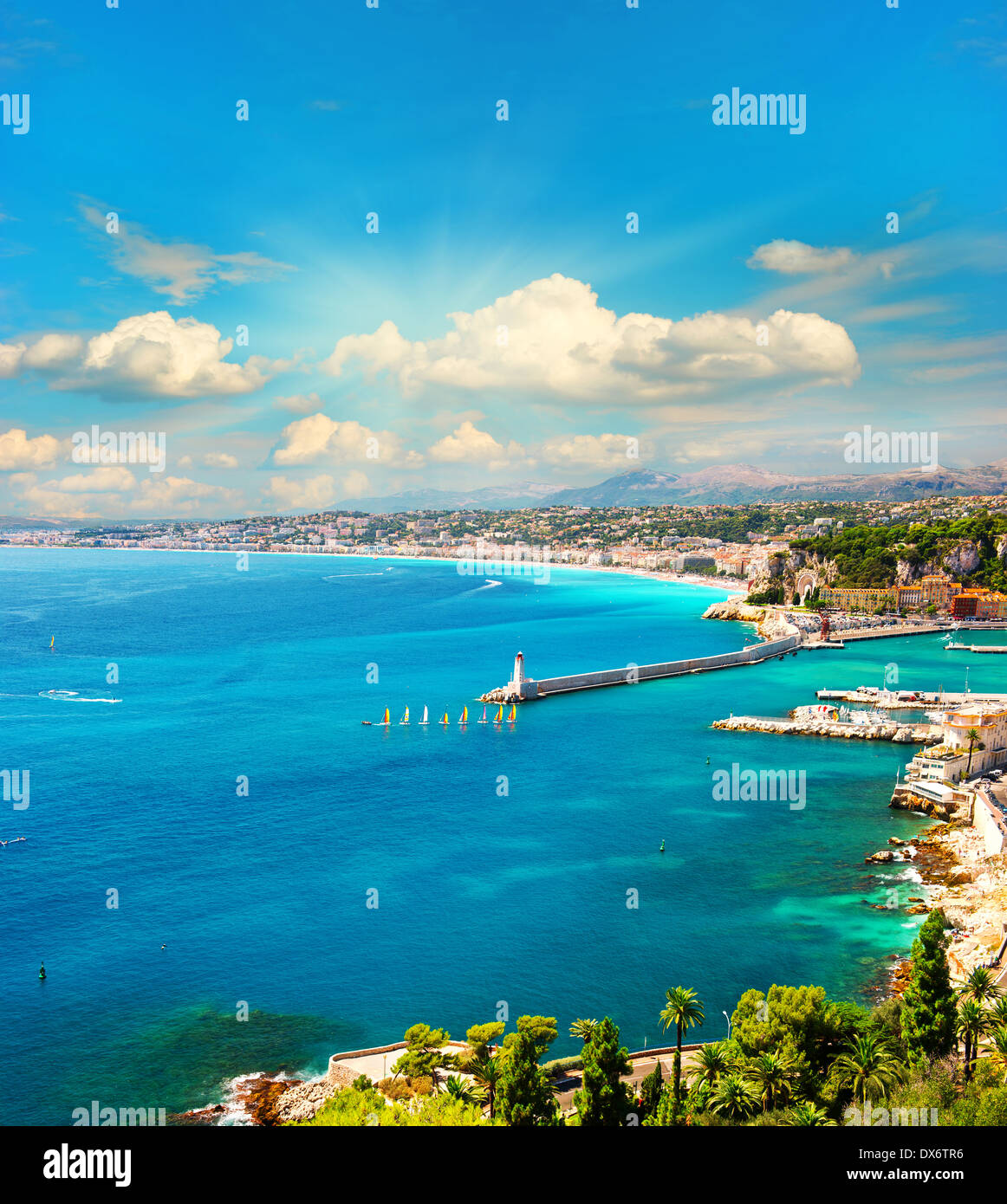 Avis de mediterranean resort, Nice, Cote d Azur, France. french riviera. la mer turquoise et ciel bleu ensoleillé parfait Banque D'Images